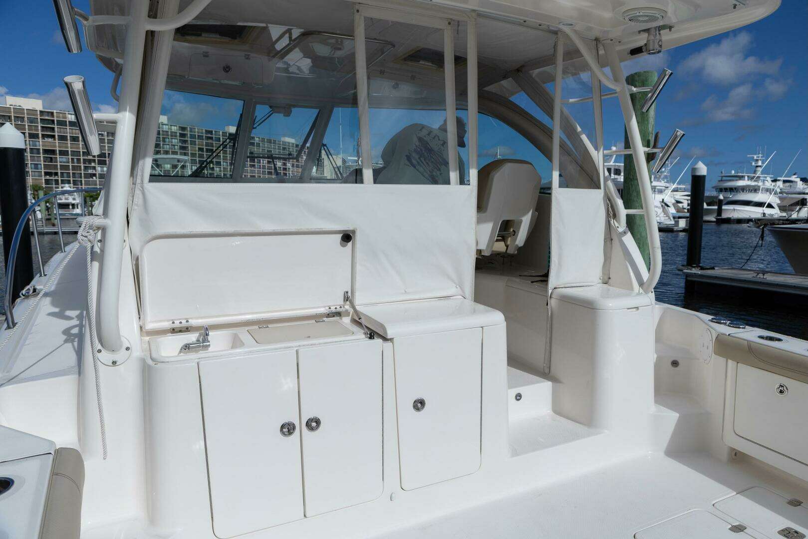 2018 Pursuit OS 385 - Image 4