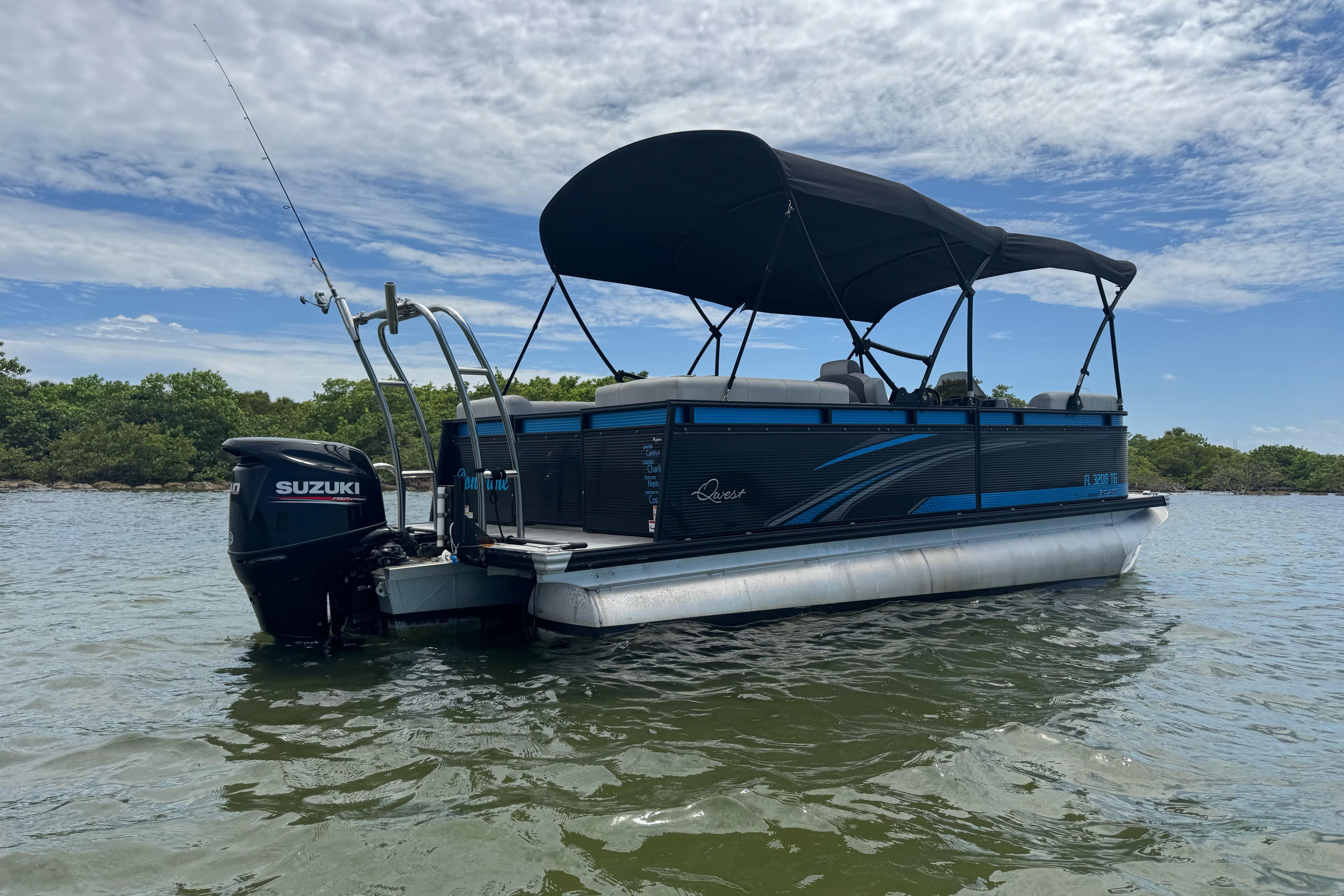 Pontoon boat Qwest Edge 820 CTR 2022 with Suzuki motor on calm water.