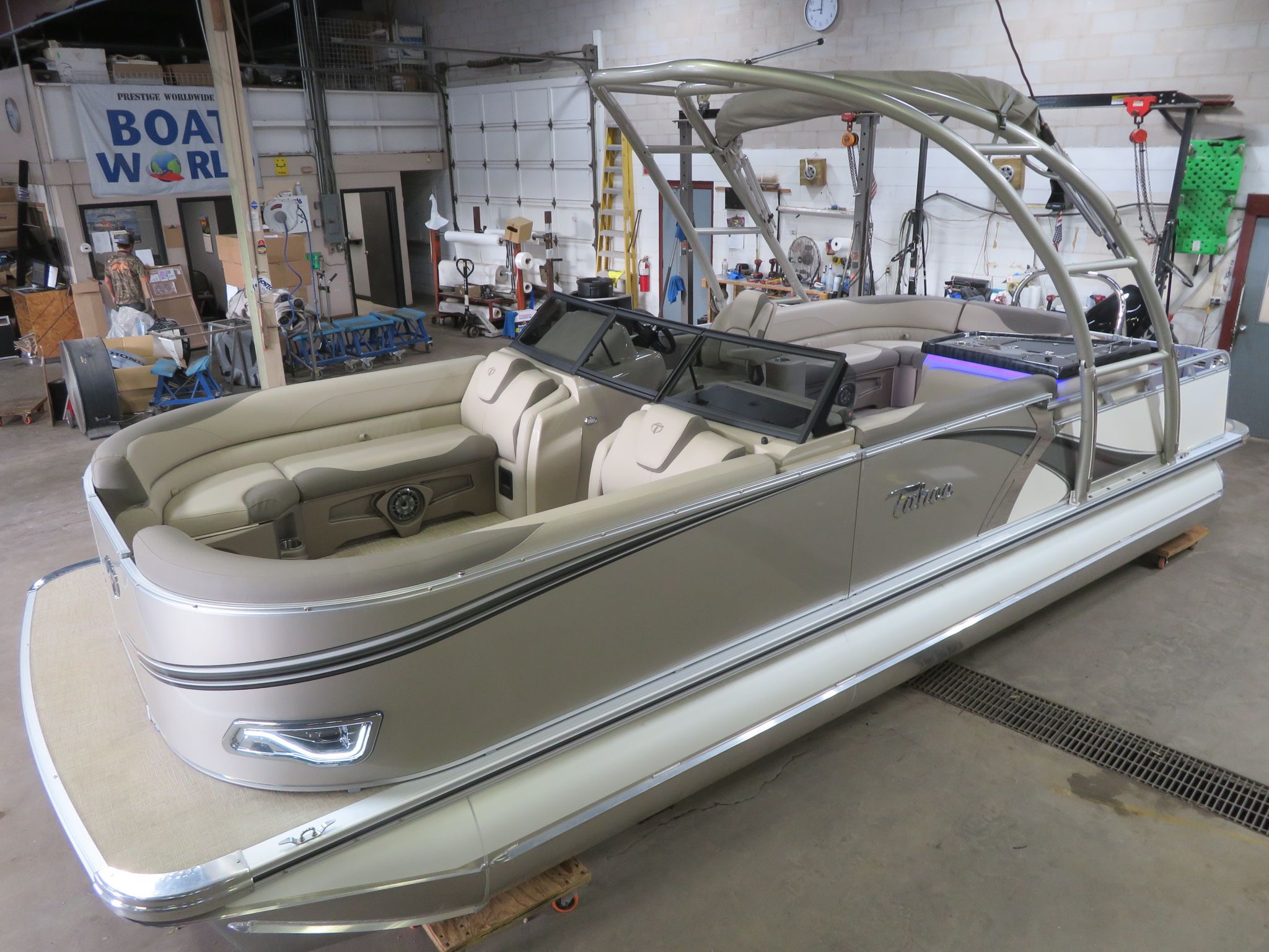 2024 Tahoe 200HP Elite Windshield 2385 Tritoon