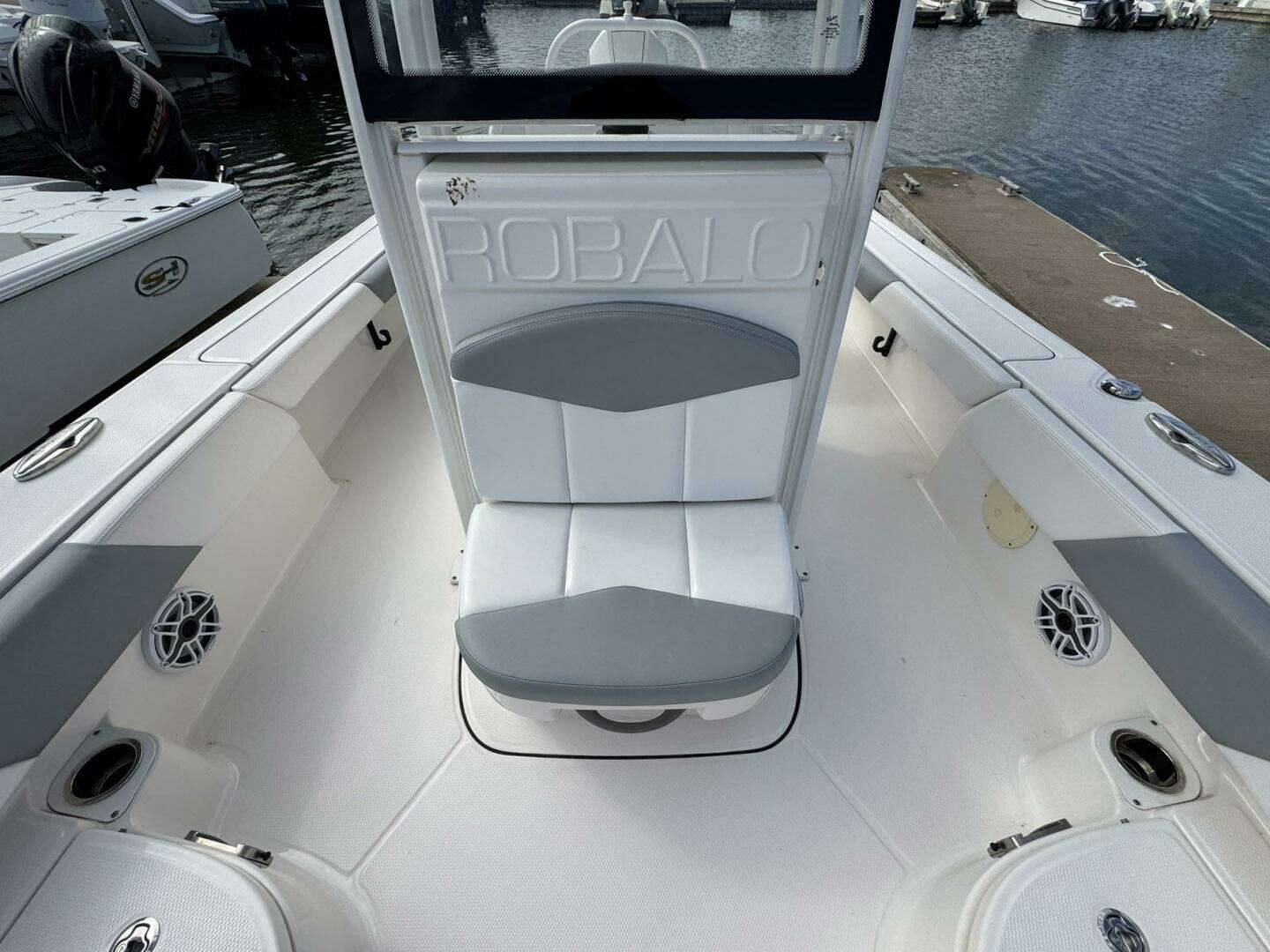 2021 Robalo 246 Cayman - Image 9