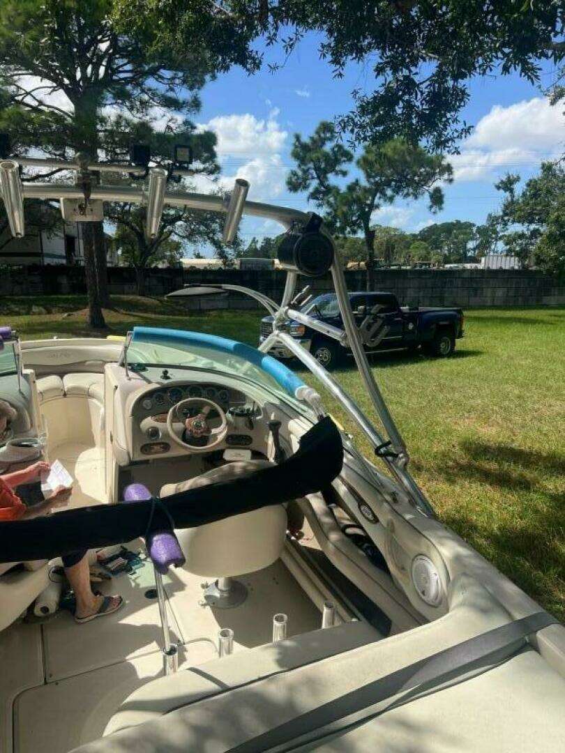 2003 Sea Ray 220 Bow Rider - Image 22