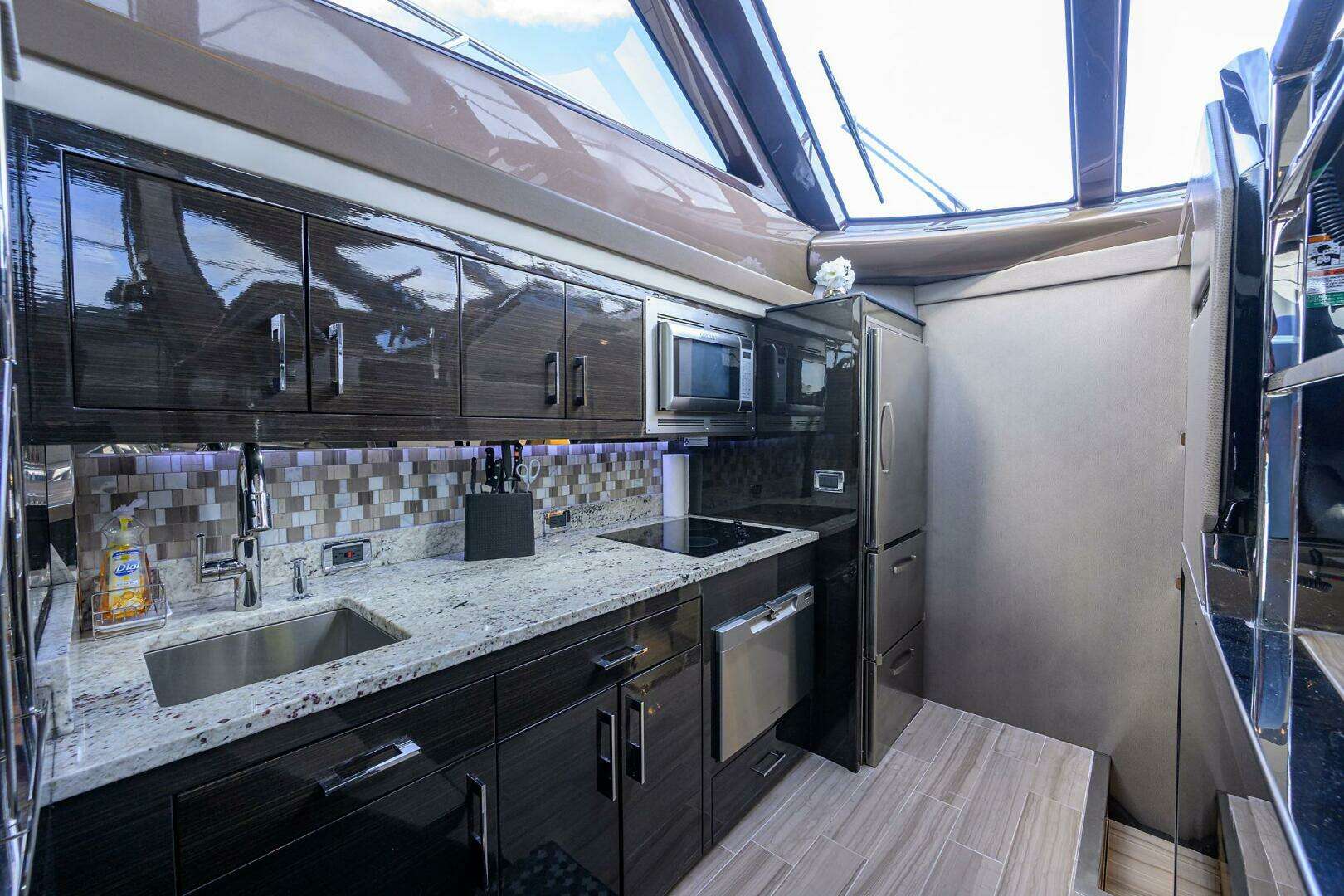 2016 Marquis 660 Sport Yacht - Image 6