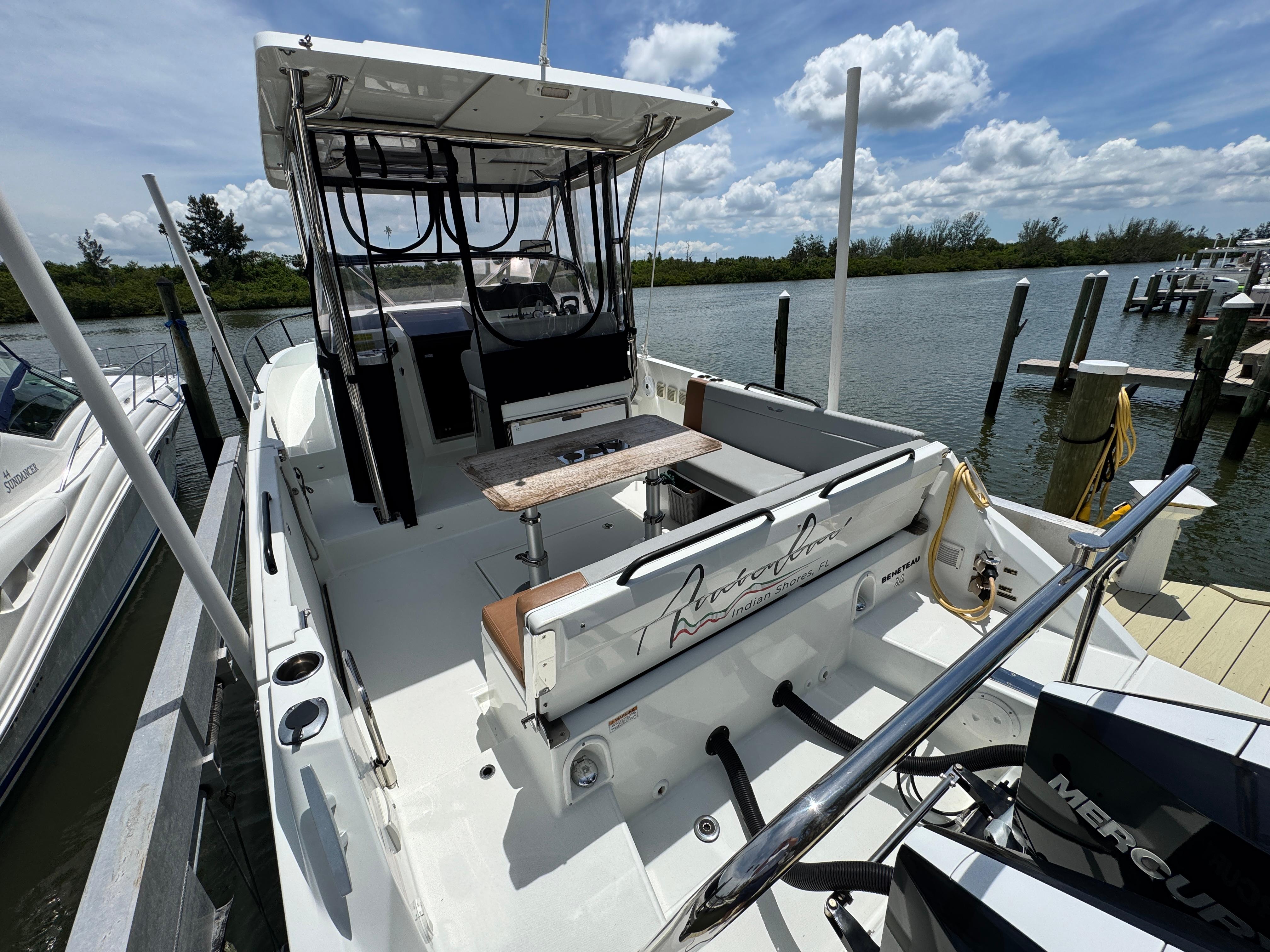 2022 Beneteau Flyer 9 SUNdeck docked, showcasing spacious deck and seating area.