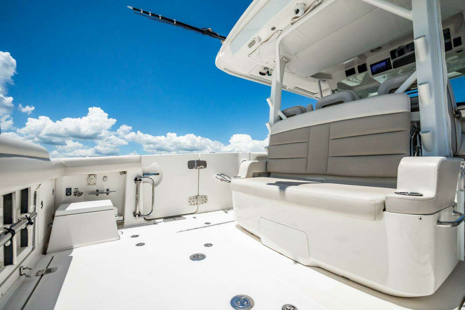 2018 Boston Whaler 380 Outrage - Image 37