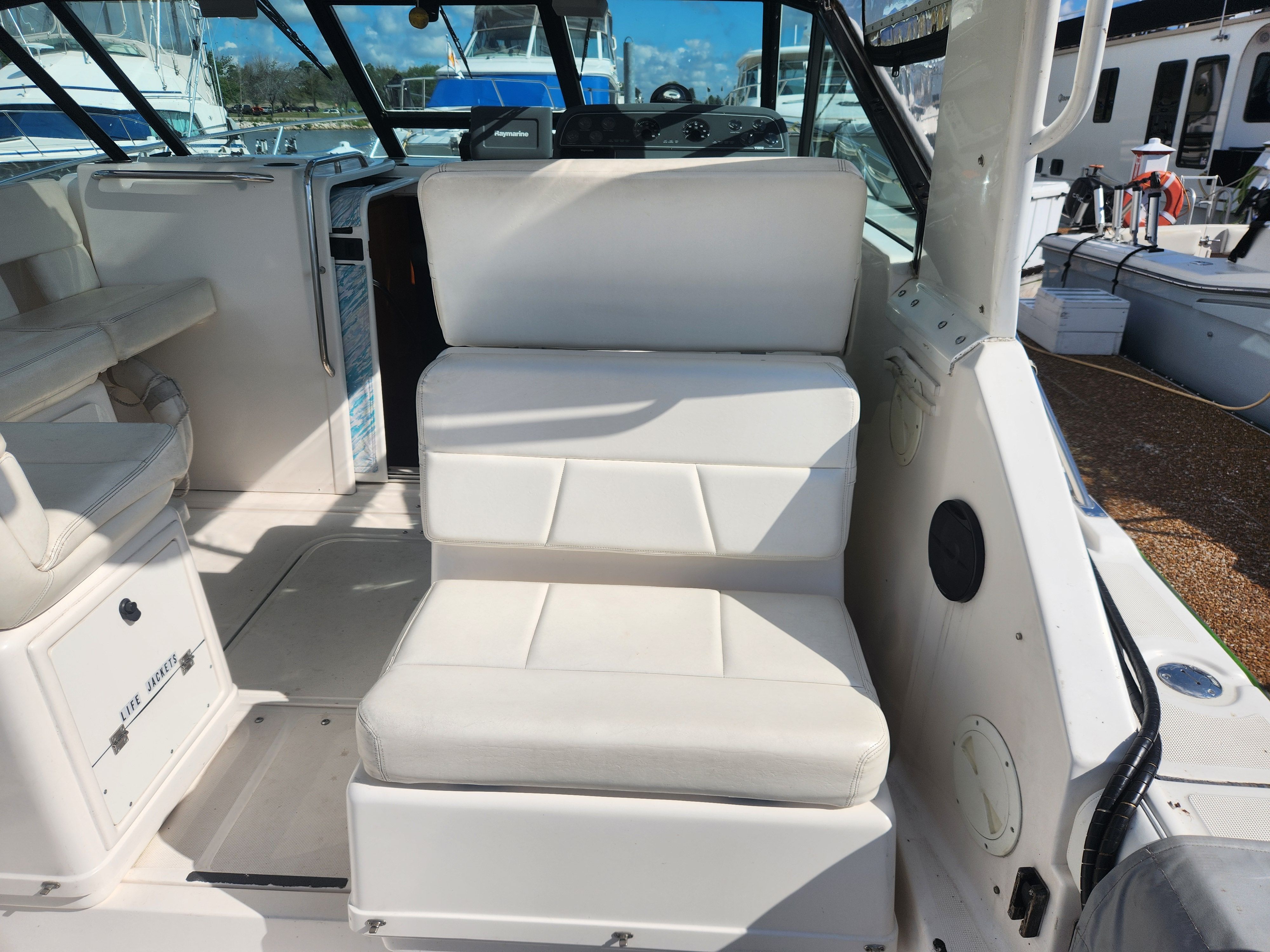 2000 Tiara Yachts 3100 Open - 21
