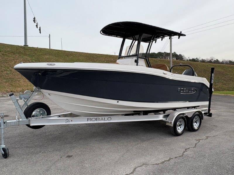 2025 Robalo R202 Explorer - 24