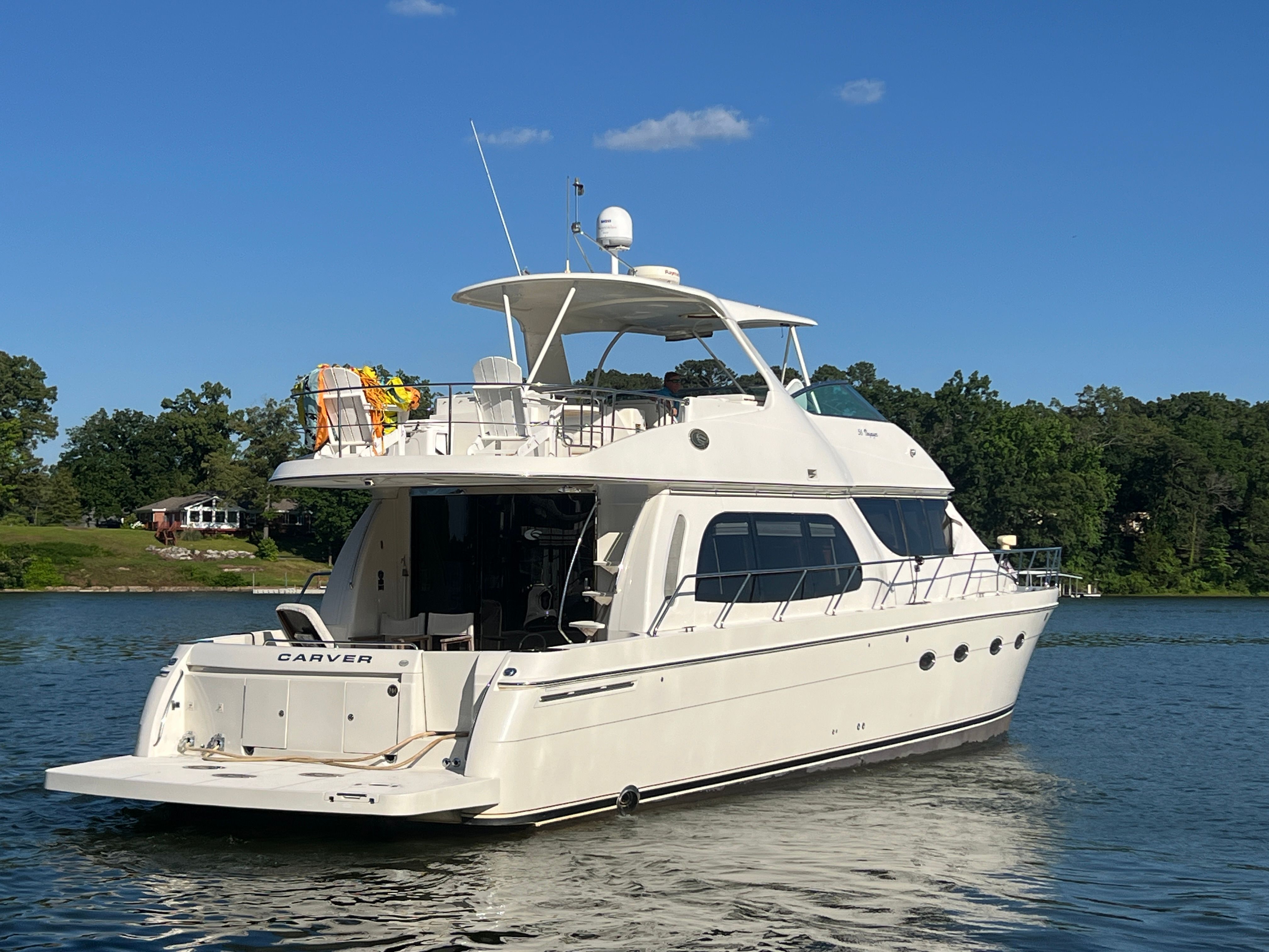 2005 Carver 560 Voyager Sky on calm water.