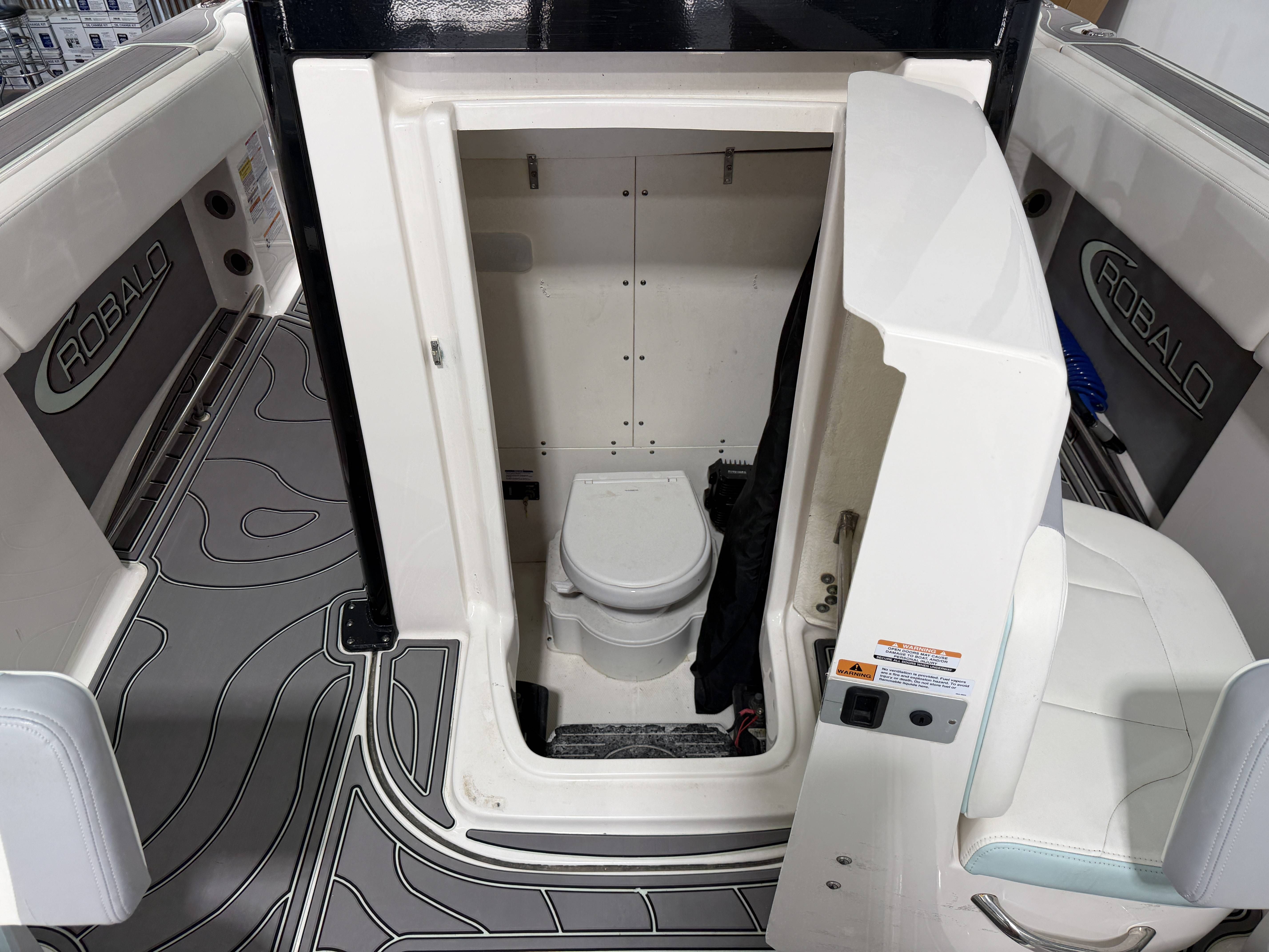 2023 Robalo R250 Center Console - 10