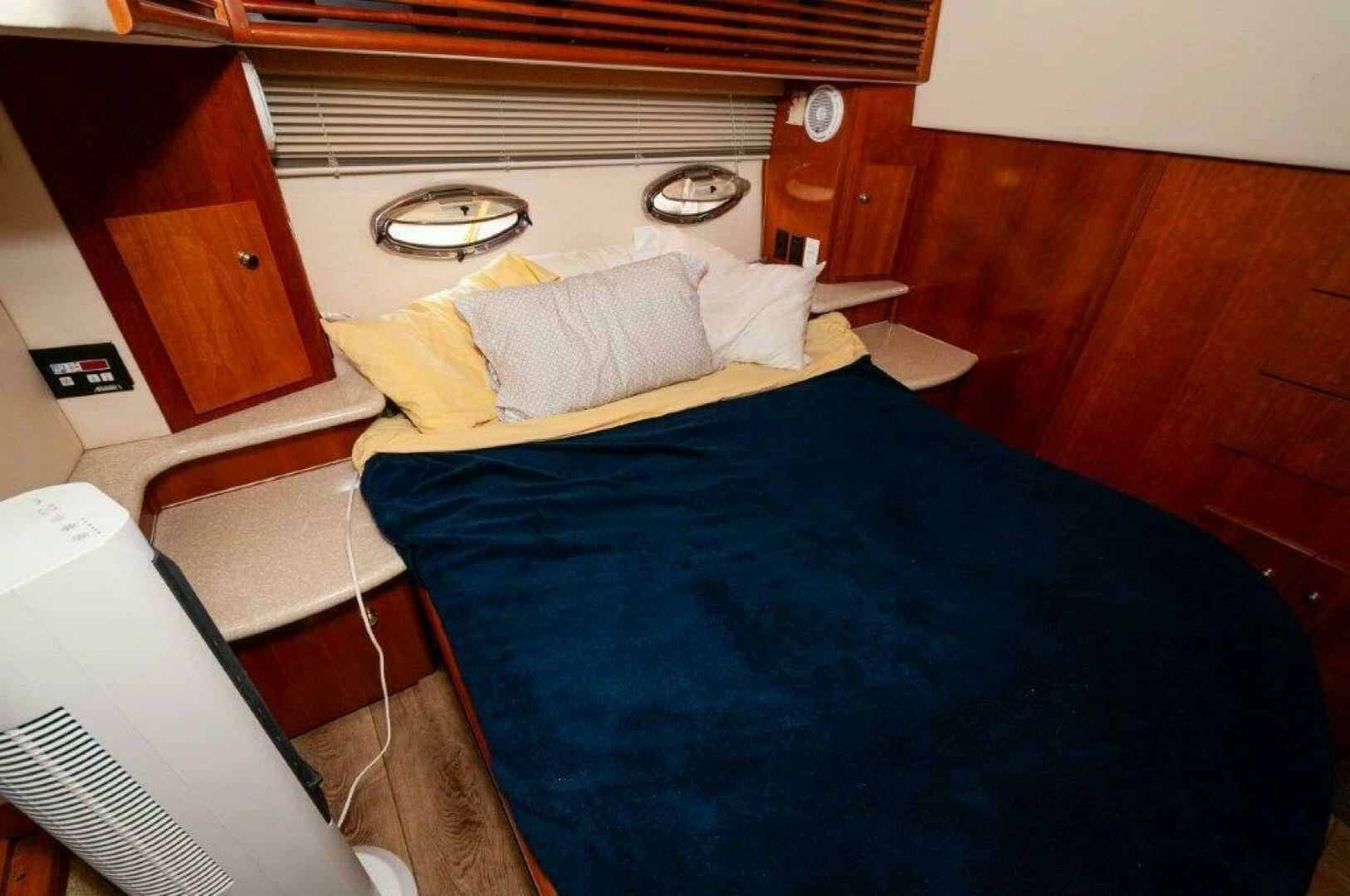 2002 Carver 444 Cockpit Motor Yacht - Image 16