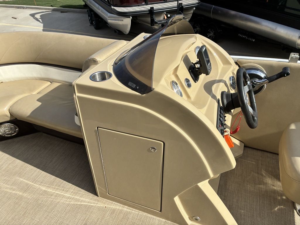 2015 Larson Escape 2200 RT - 17