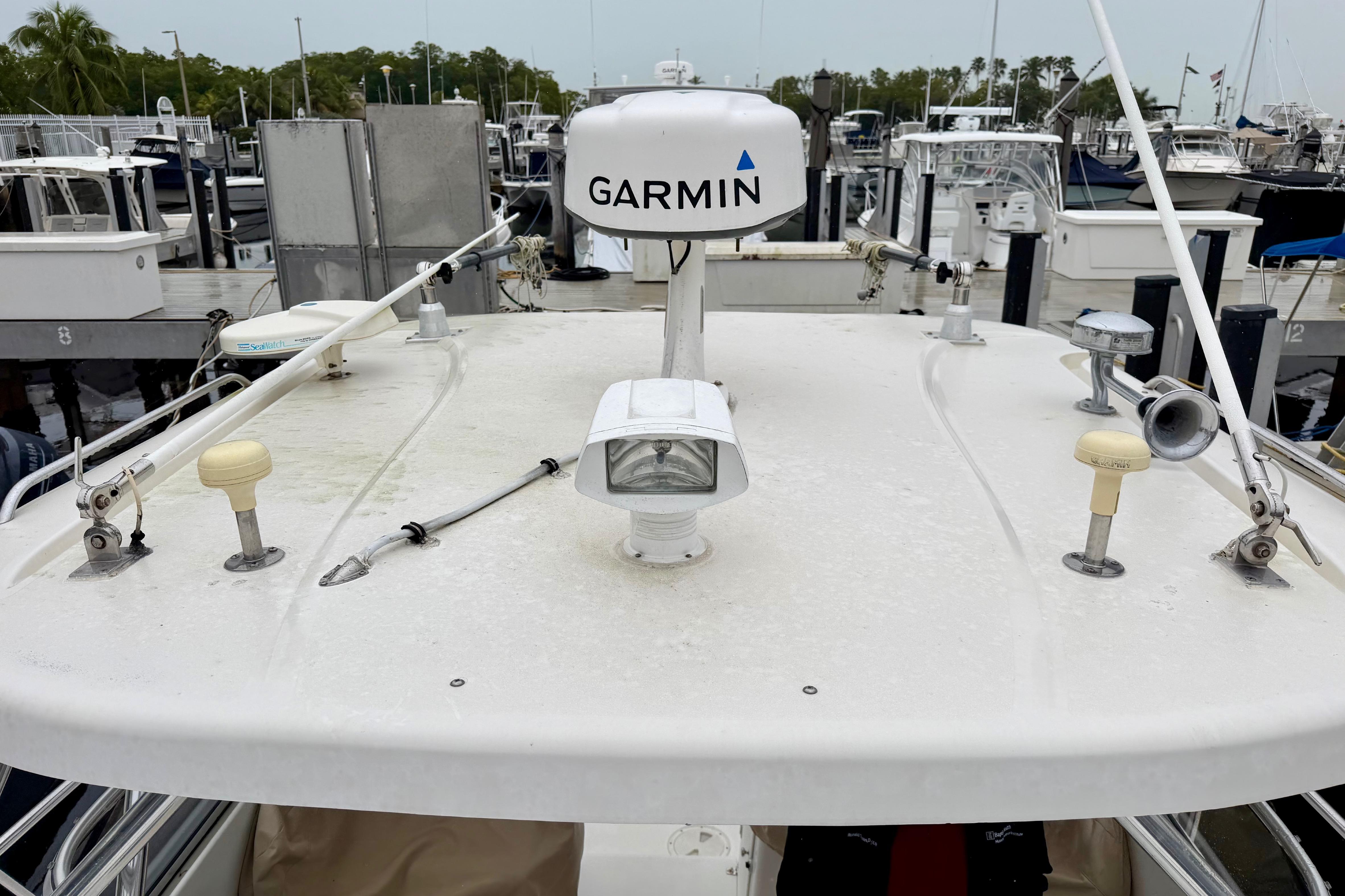2006 Seaswirl Striper 2901 Walkaround O/B with Garmin radar at marina.