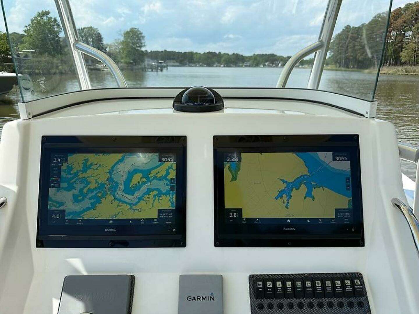 2013 Regulator 28 FS w/SeaKeeper Ride - Image 25