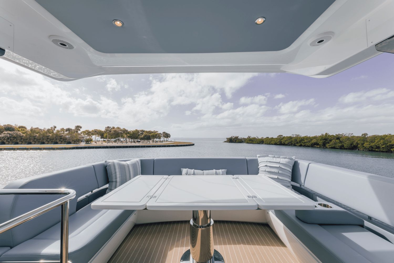 2027 Cruisers Yachts 57 Fly - 44