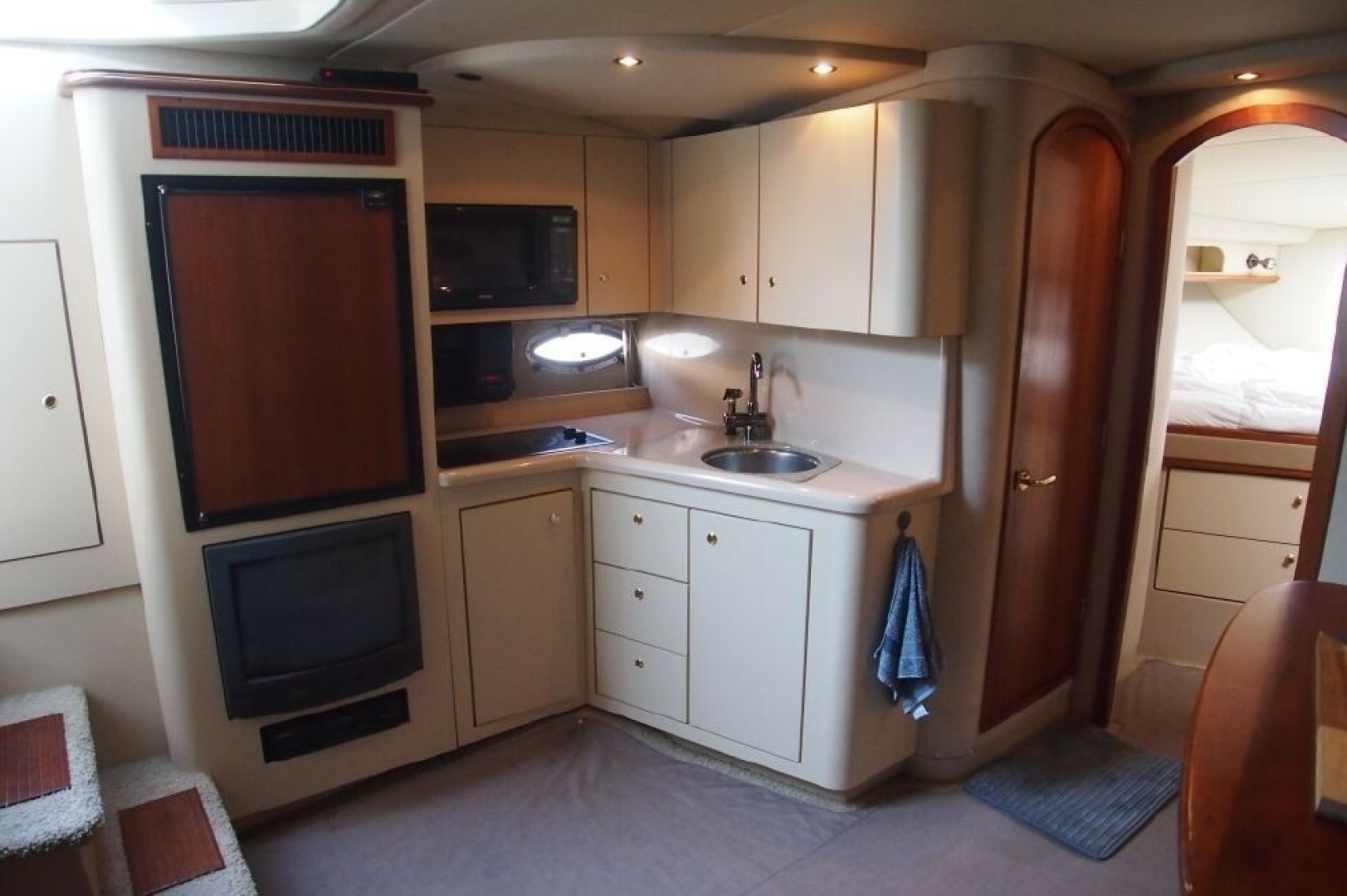 2002 Cruisers Yachts 3572 - Image 4