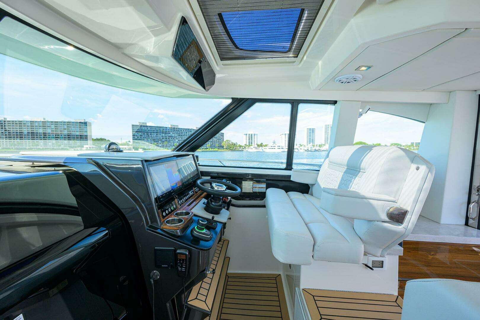 2022 Tiara Yachts 43 LE - Image 11