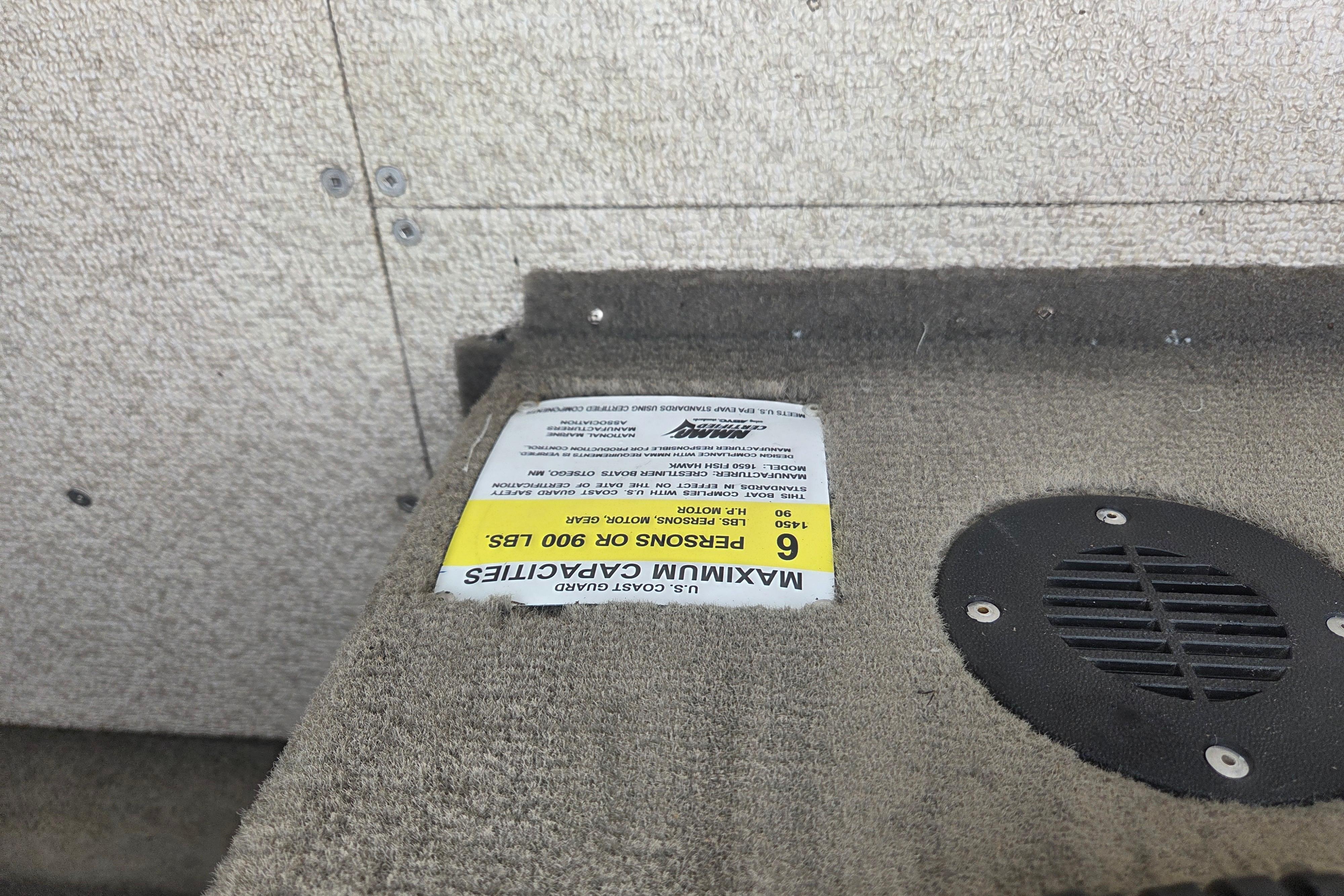 2016 Crestliner 1650 Fish Hawk SC boat capacity label, showing maximum 6 persons or 900 lbs.