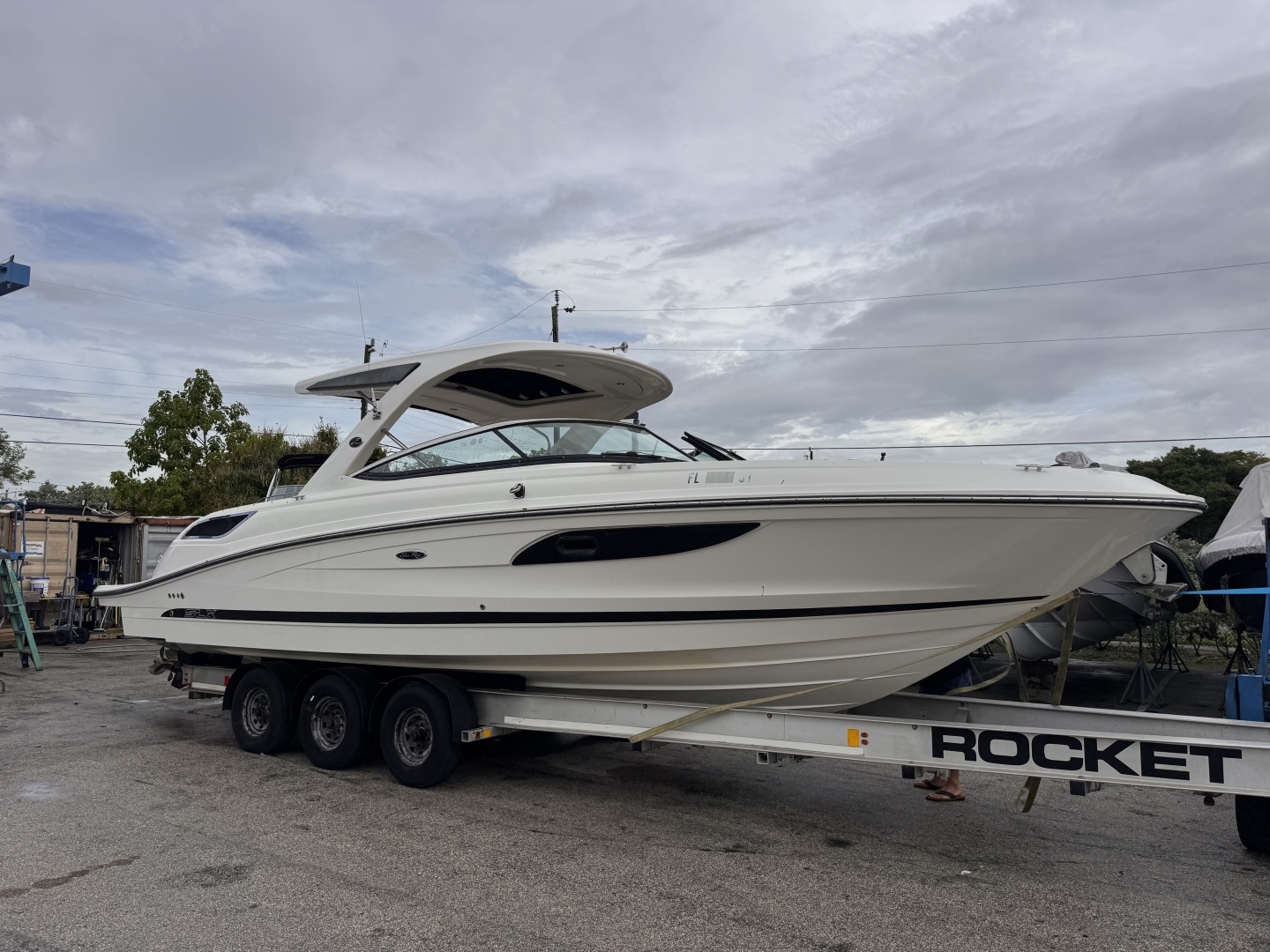 2016 Sea Ray 350 SLX - Image 2
