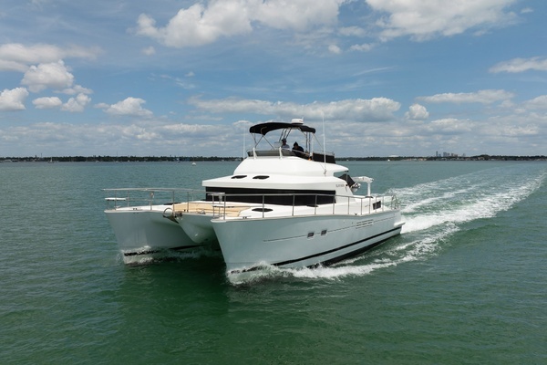 2005 Lagoon Power 43