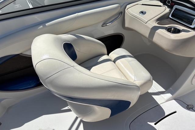 2012 Tahoe Q8 SSi boat interior with white and blue seating.