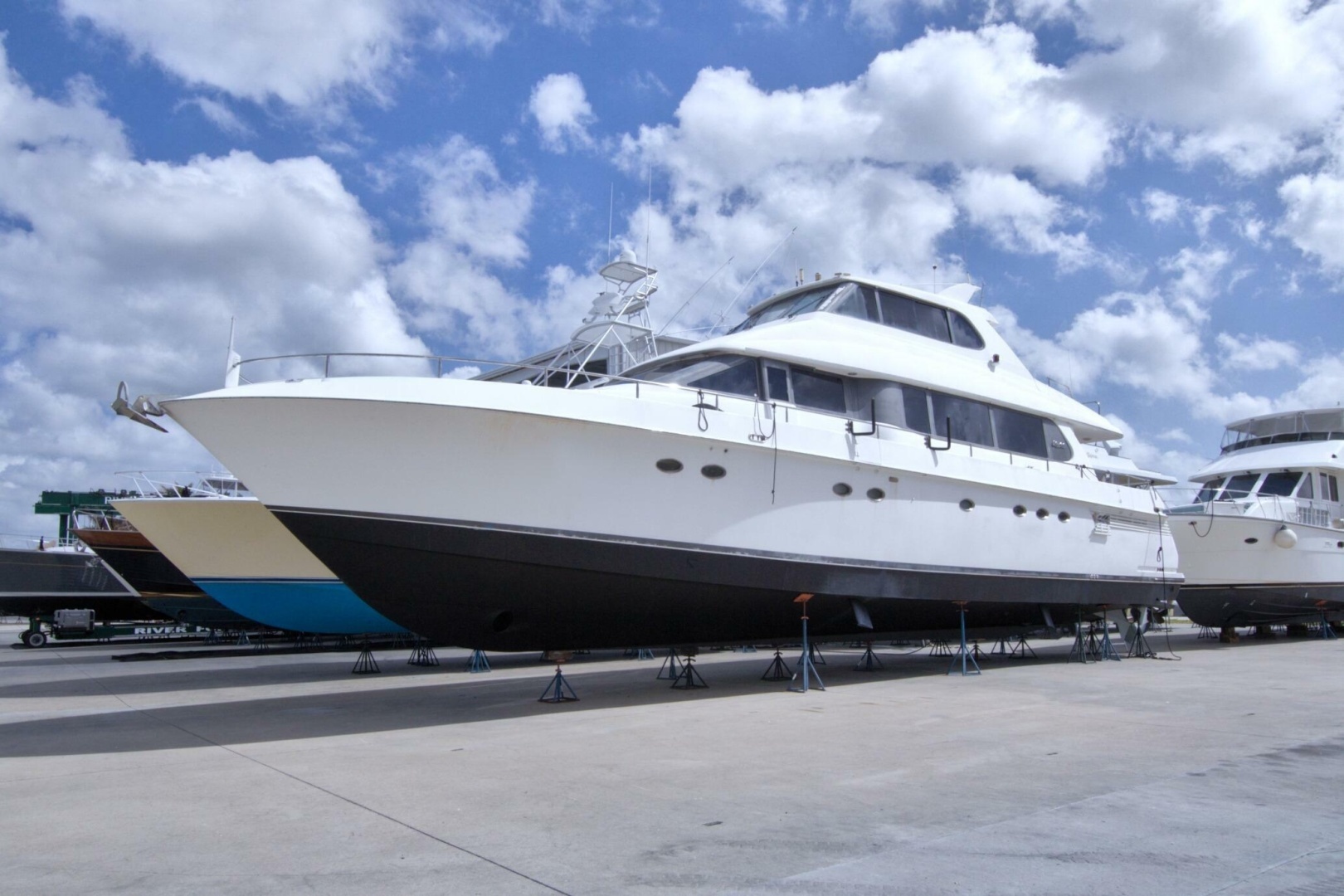 1998 Lazzara Yachts 76 Skylounge Grand Salon - Image 133