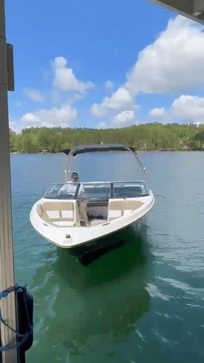 Four Winns MW H200 boat on a lake, 2016 model.