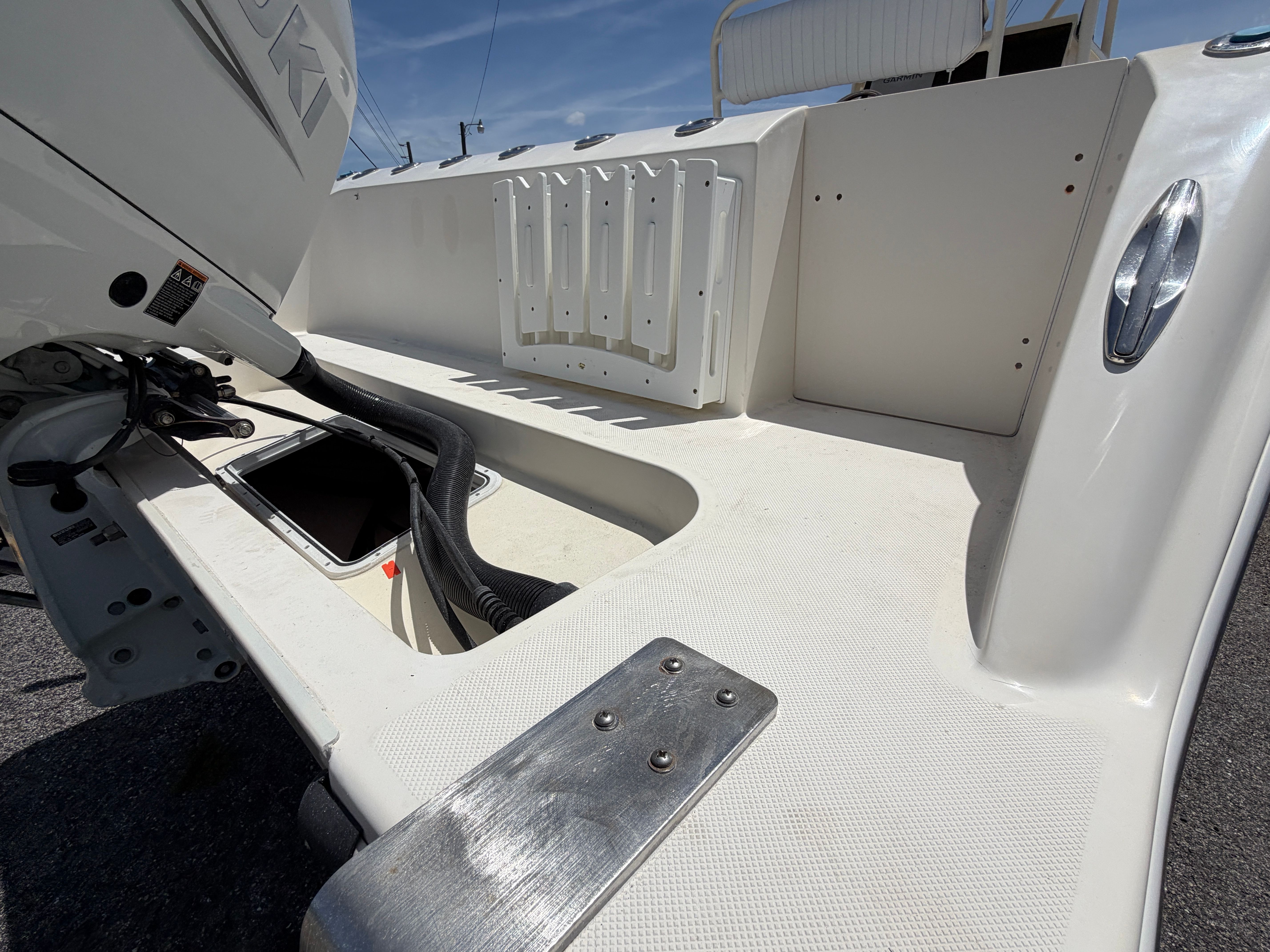 Rear view of a 2004 McKee Craft 24 FREEDOM boat.