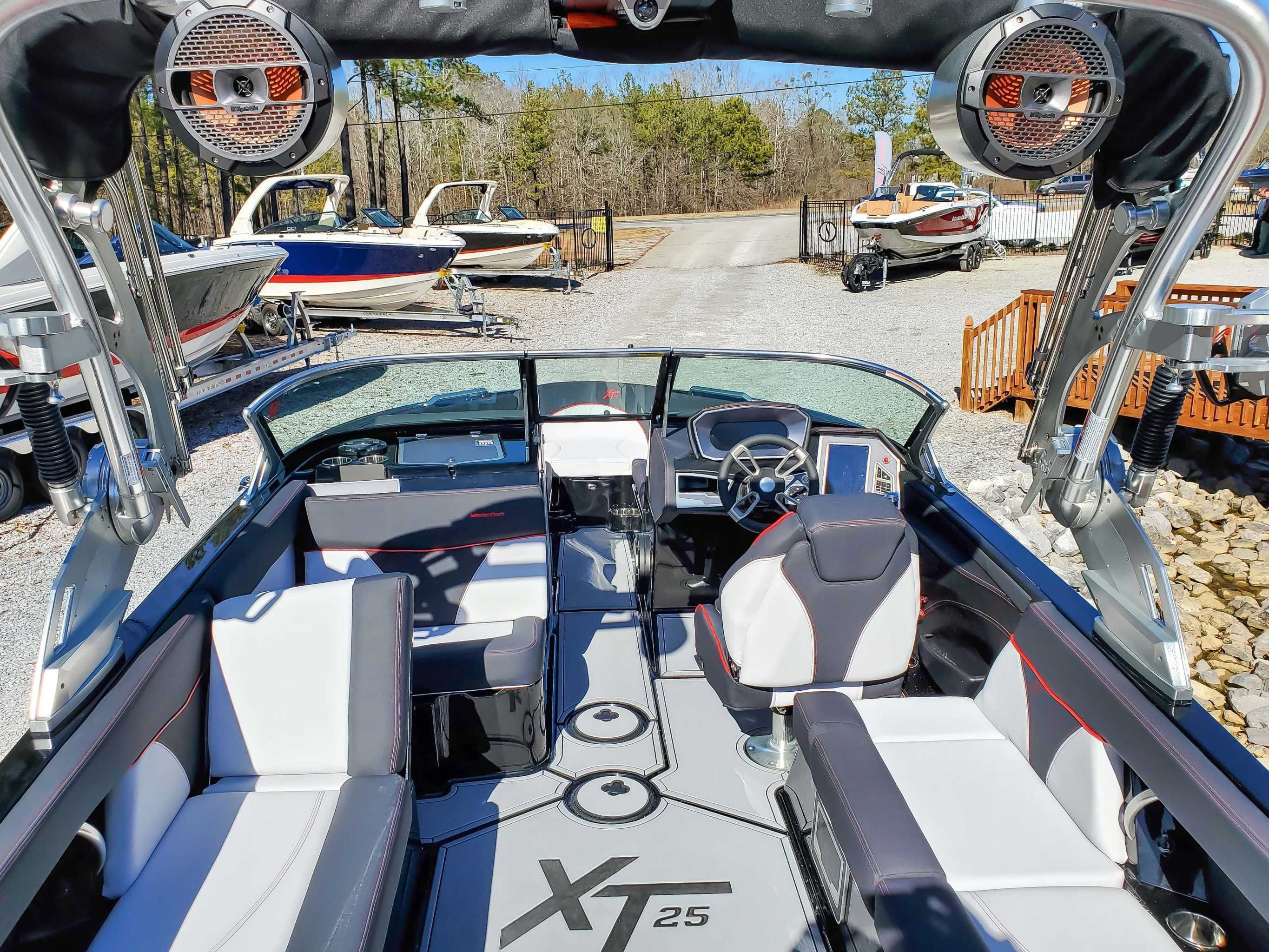 2021 MasterCraft XT25 - 12
