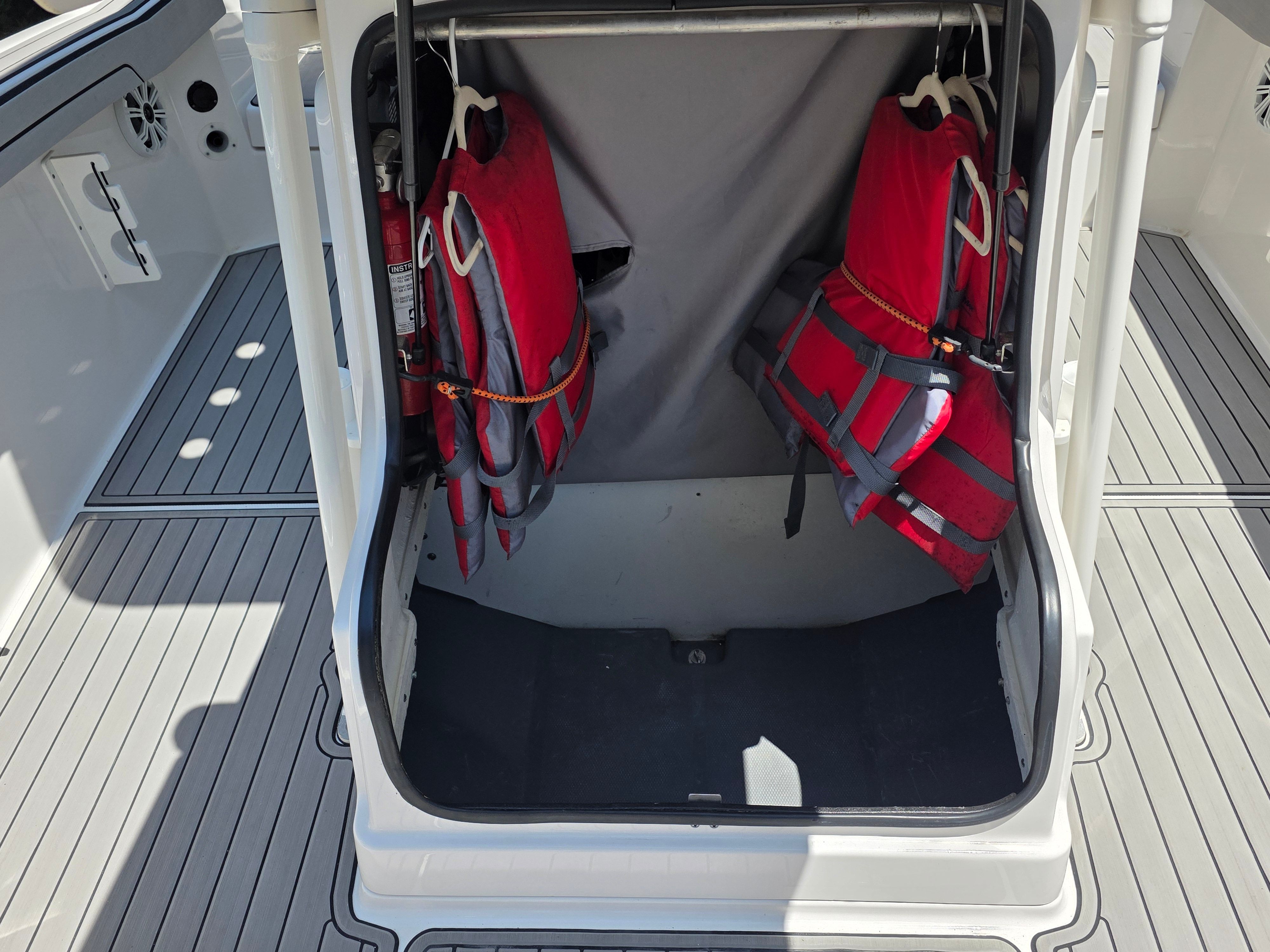 Yamaha 210 FSH Sport 2020 with life jackets in storage compartment.