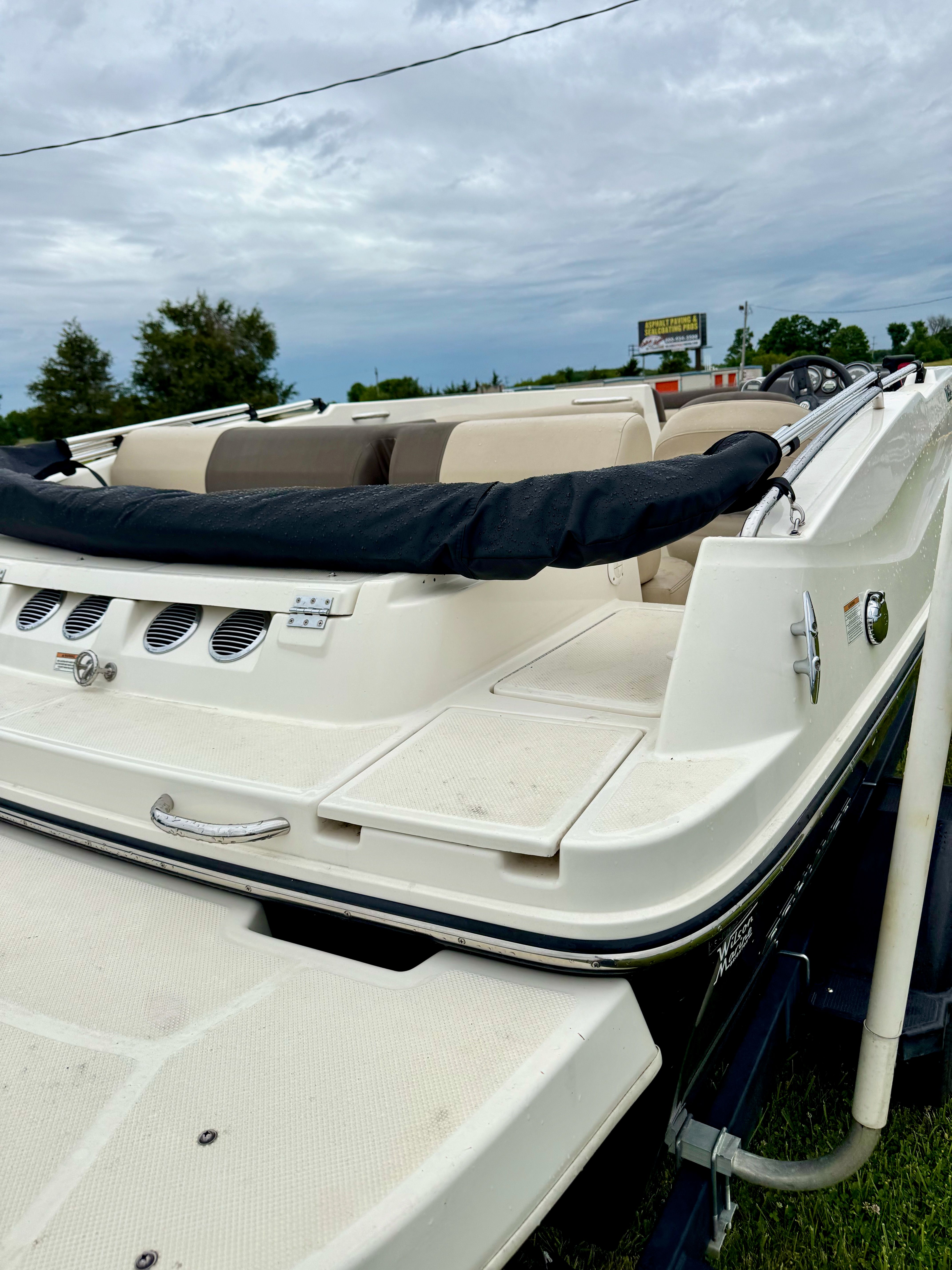 The image shows the rear of a 2017 Bayliner Element E18 boat with beige seating.