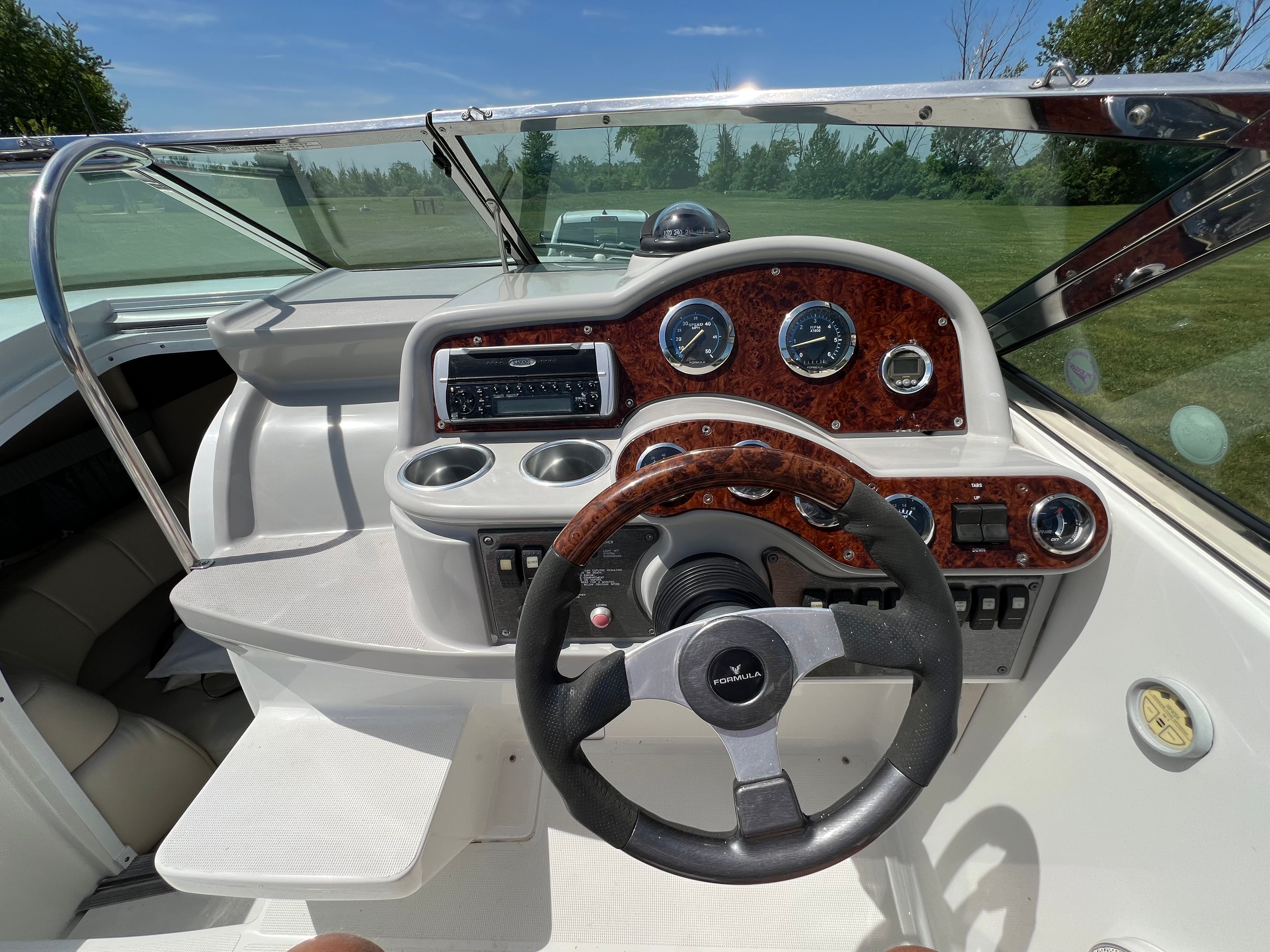 The image shows the cockpit of a 2005 Formula 260 Sun Sport with a sleek dashboard.