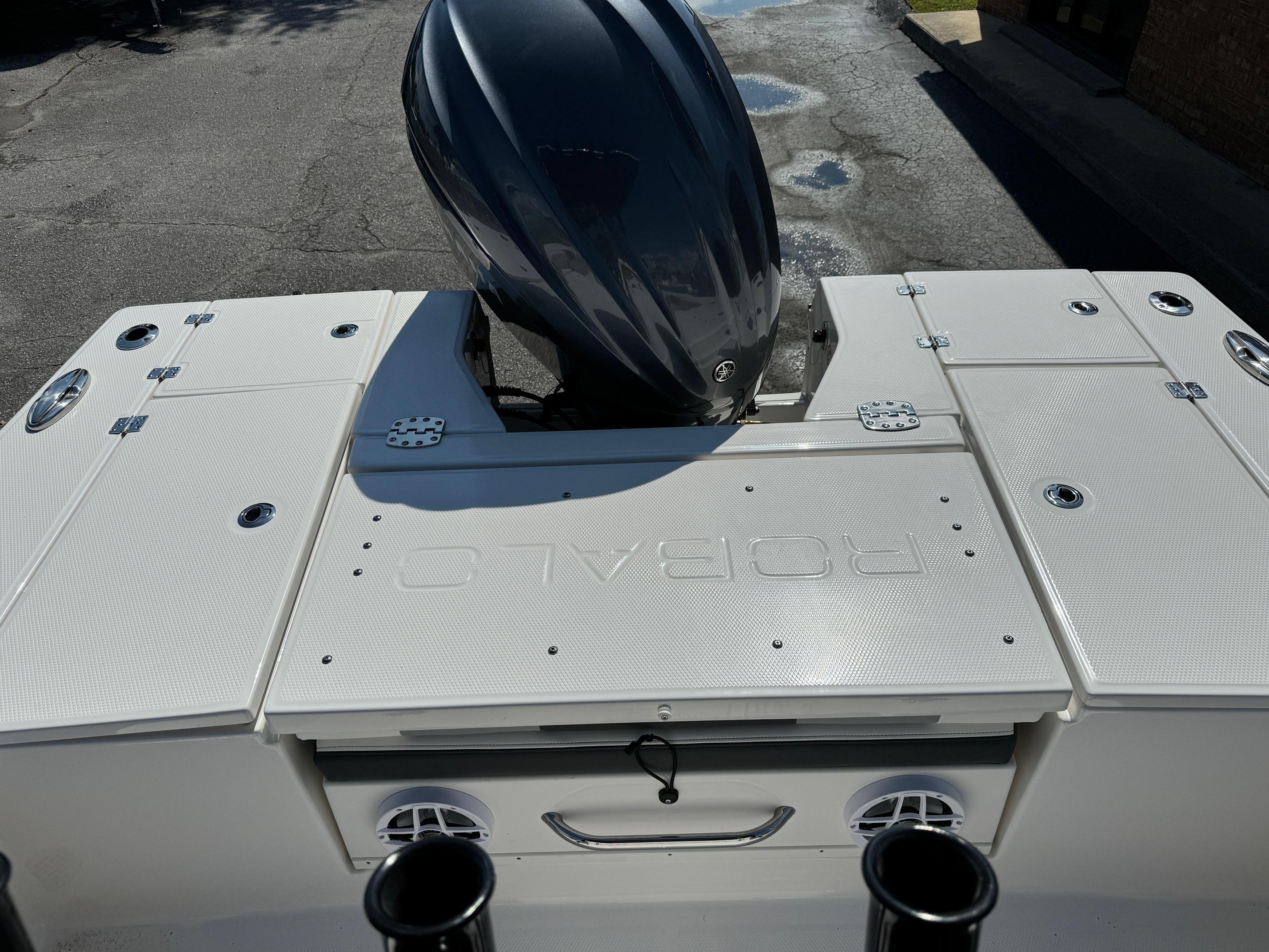 2025 Robalo R246 CAYMAN boat deck with engine, featuring sleek design and storage compartments.