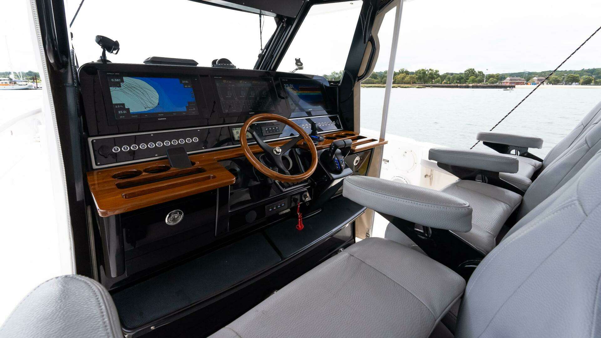 2017 Everglades 435 CC - Image 30
