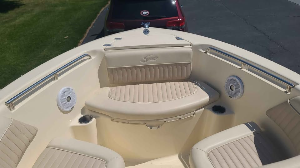 The 2005 Scout 222 Dorado features cream-colored upholstery and speakers in the bow area.