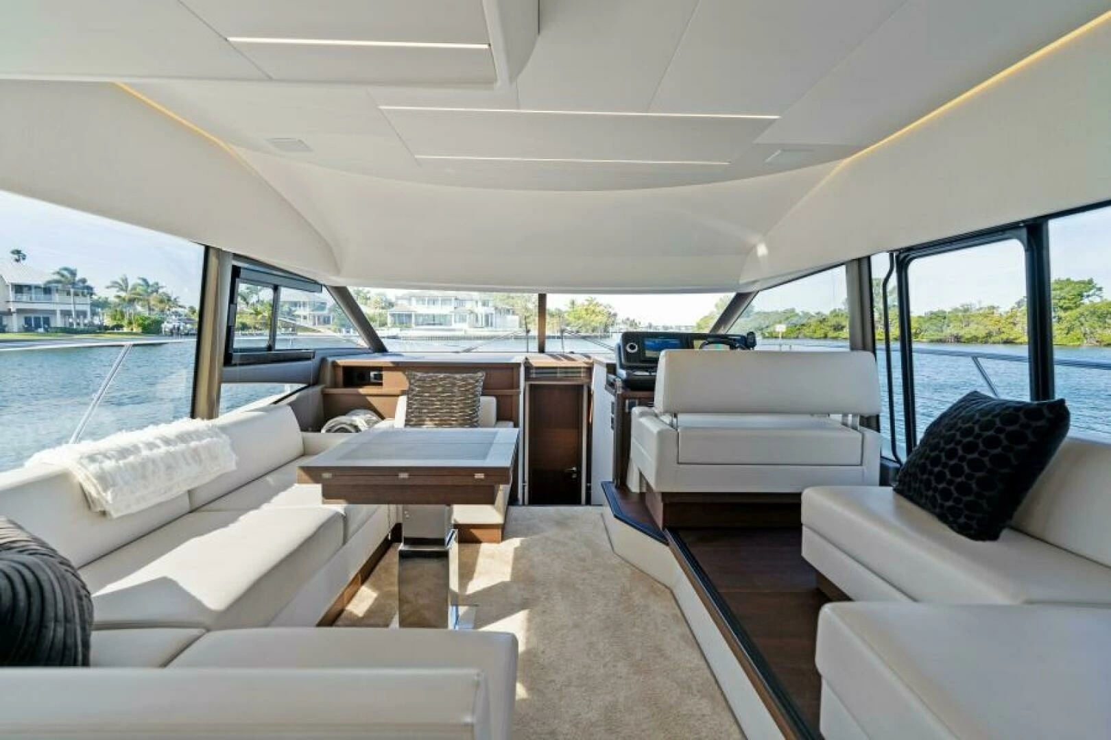 2020 Prestige 520 Flybridge - Image 4