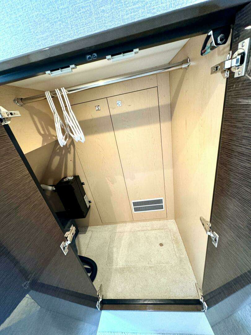 2020 Cruisers Yachts 50 Cantius - Image 28