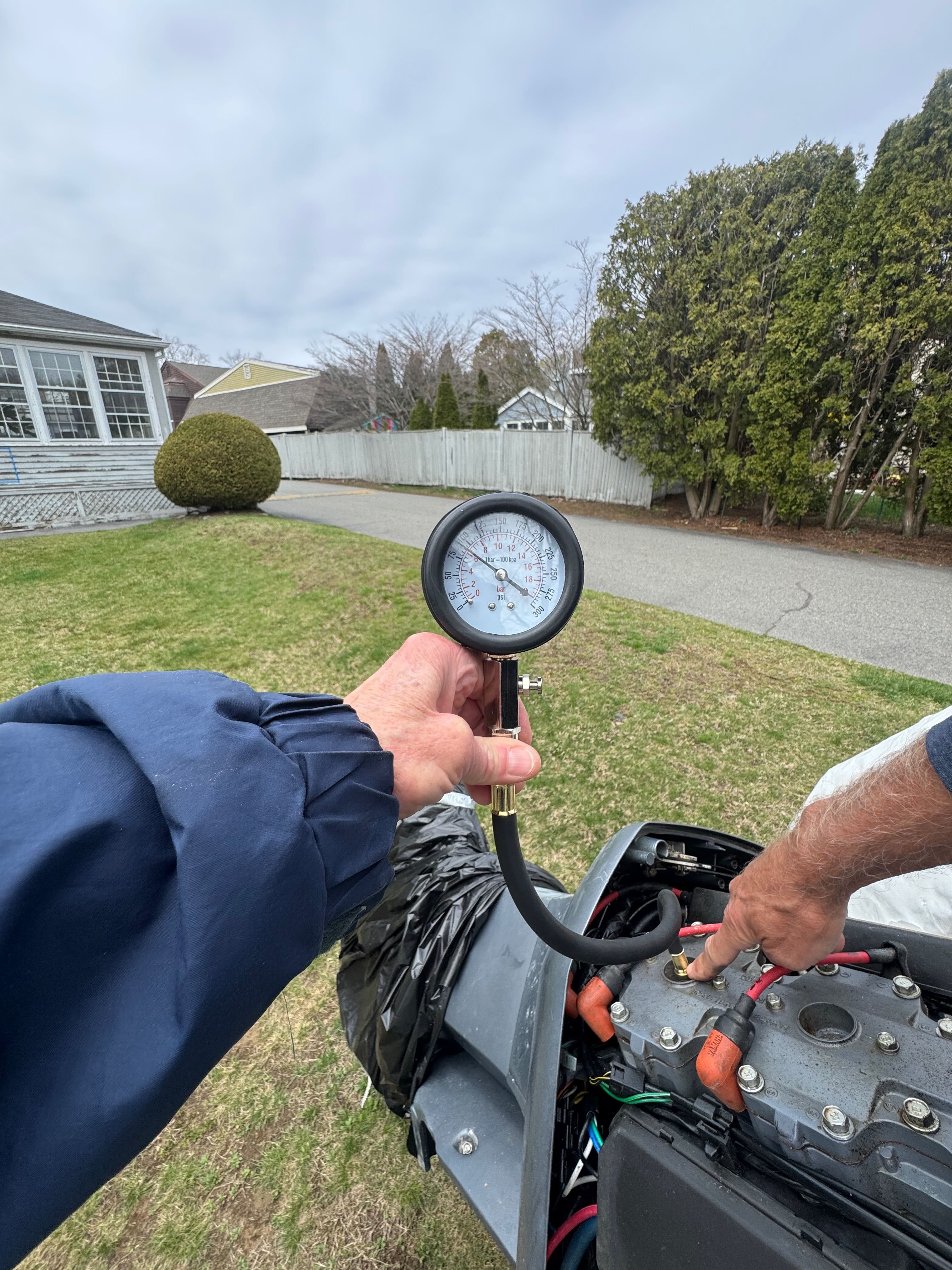 Compression test on a 1973 SeaCraft TSUNAMI outboard motor.