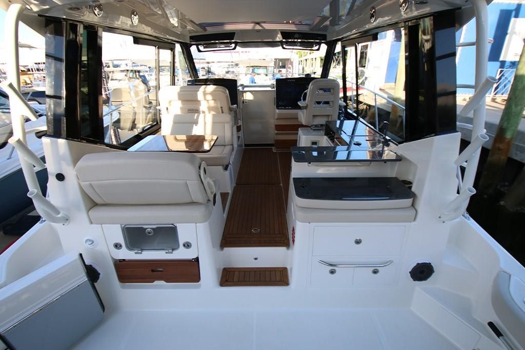 2023-Boston-Whaler-405-Conquest-MarineMax
