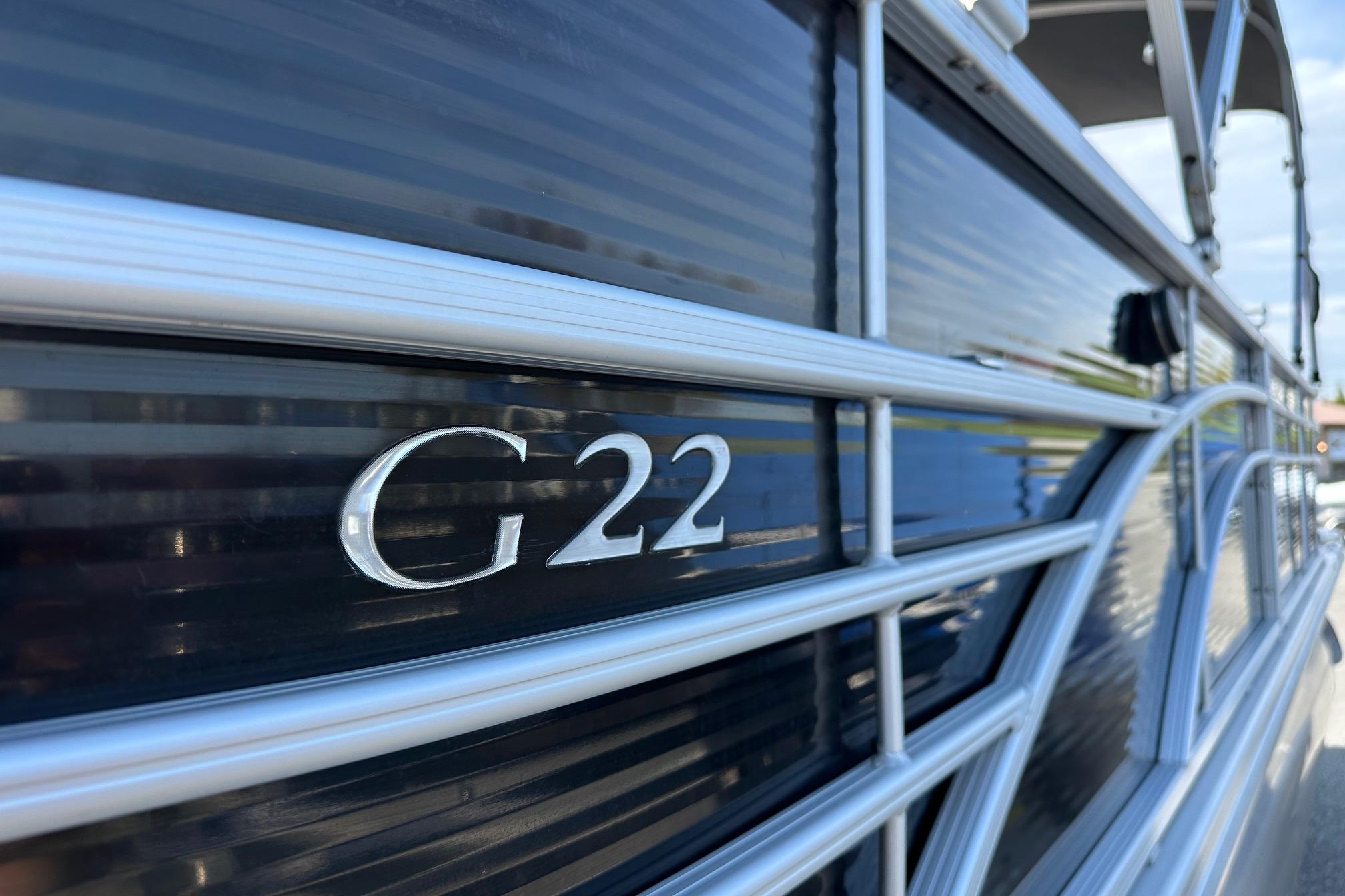 2017 Bennington 22 GPD pontoon boat with sleek metallic detailing.