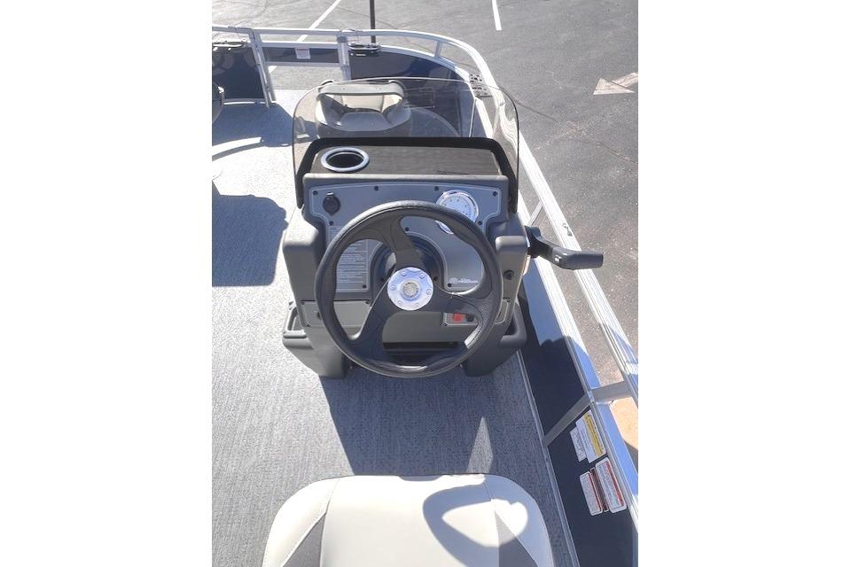 Steering wheel of Sun Tracker Bass Buggy 16 XL Select 2026.