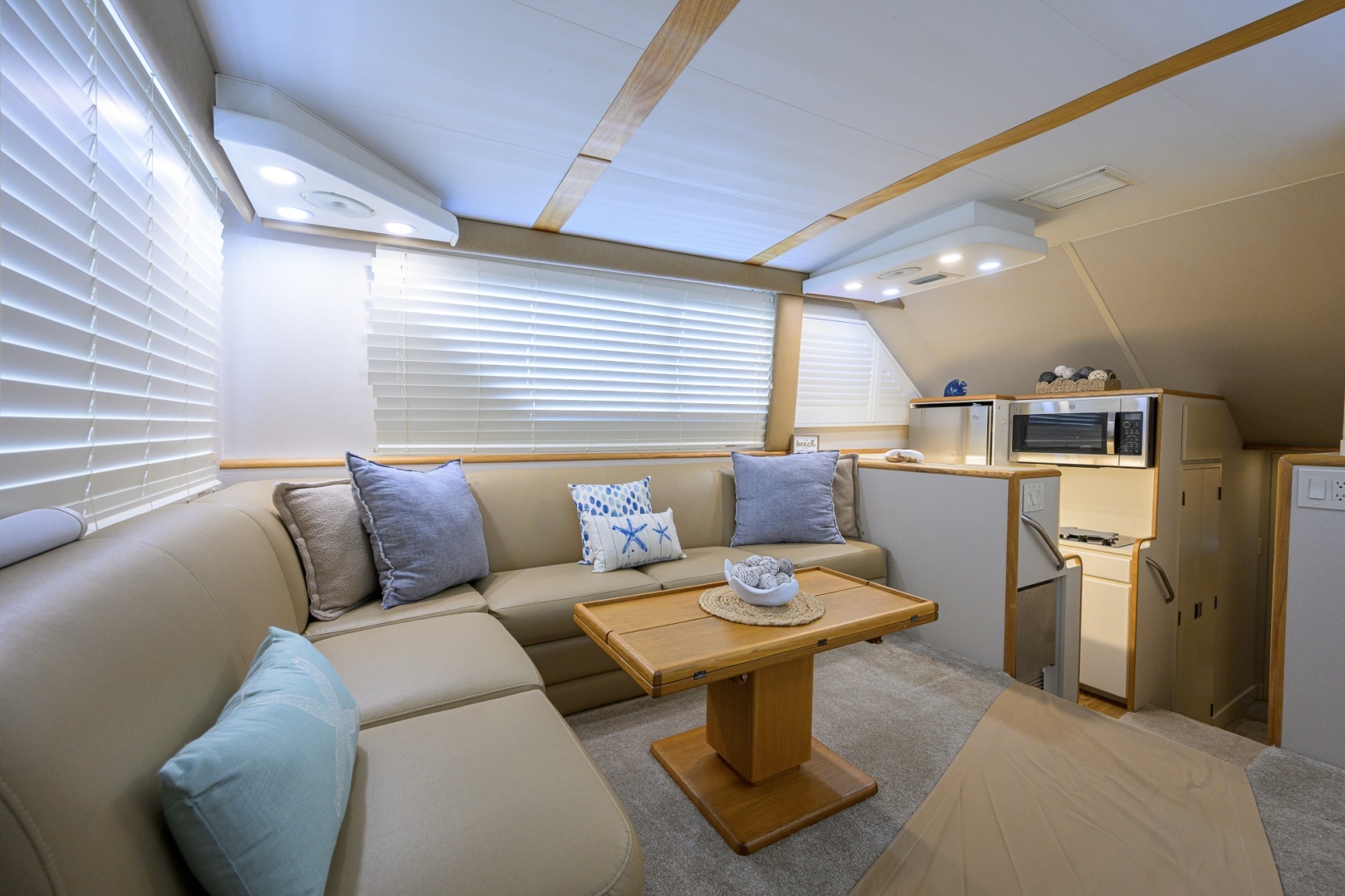 1992 Hatteras 46 Convertible - Image 41