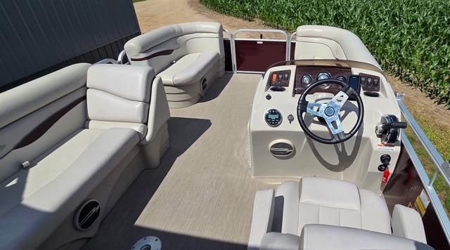 The image shows the interior of a 2018 Bennington 18SL pontoon boat with beige seating.