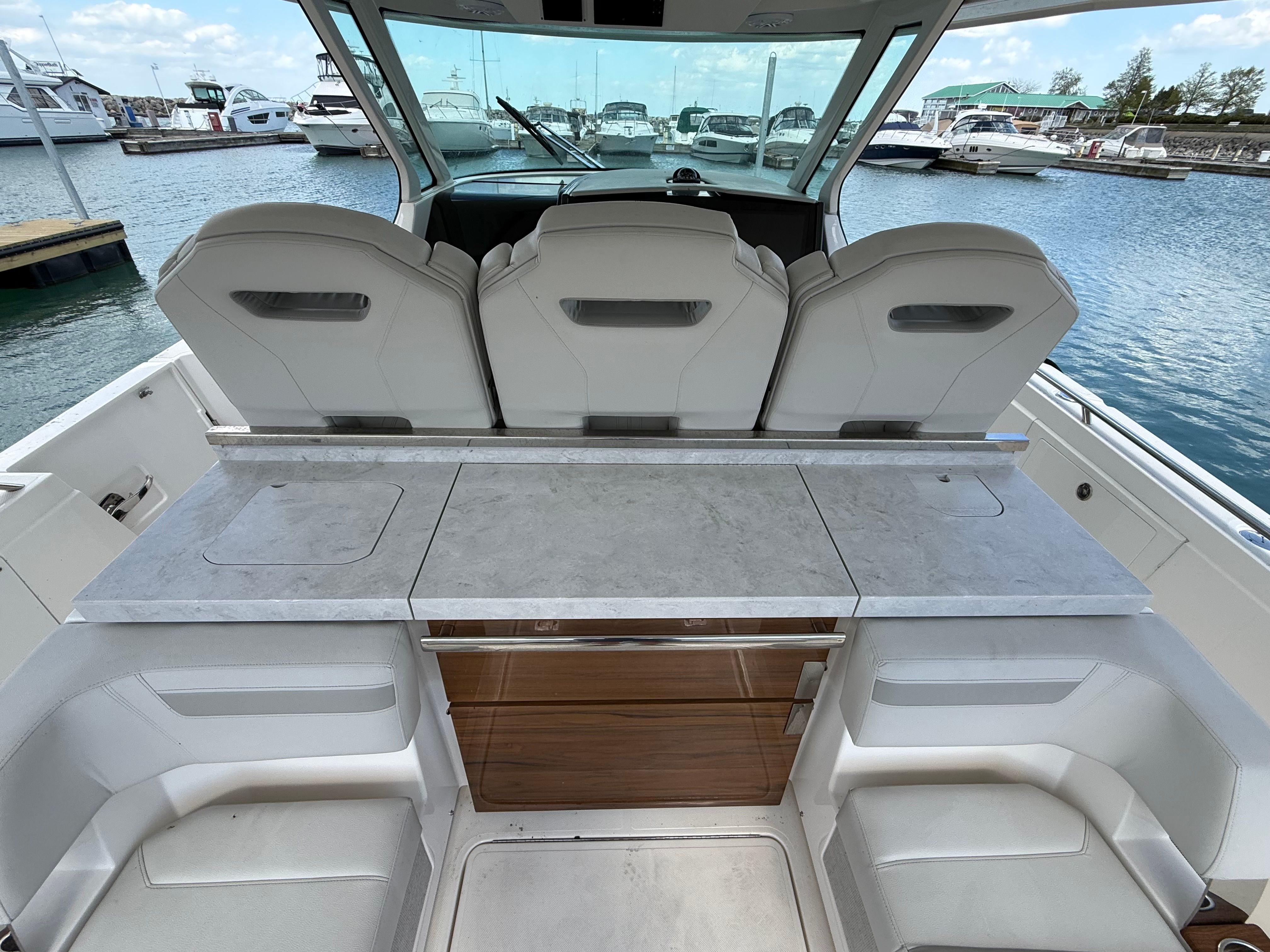 2024 Tiara Yachts 38 LS - 19