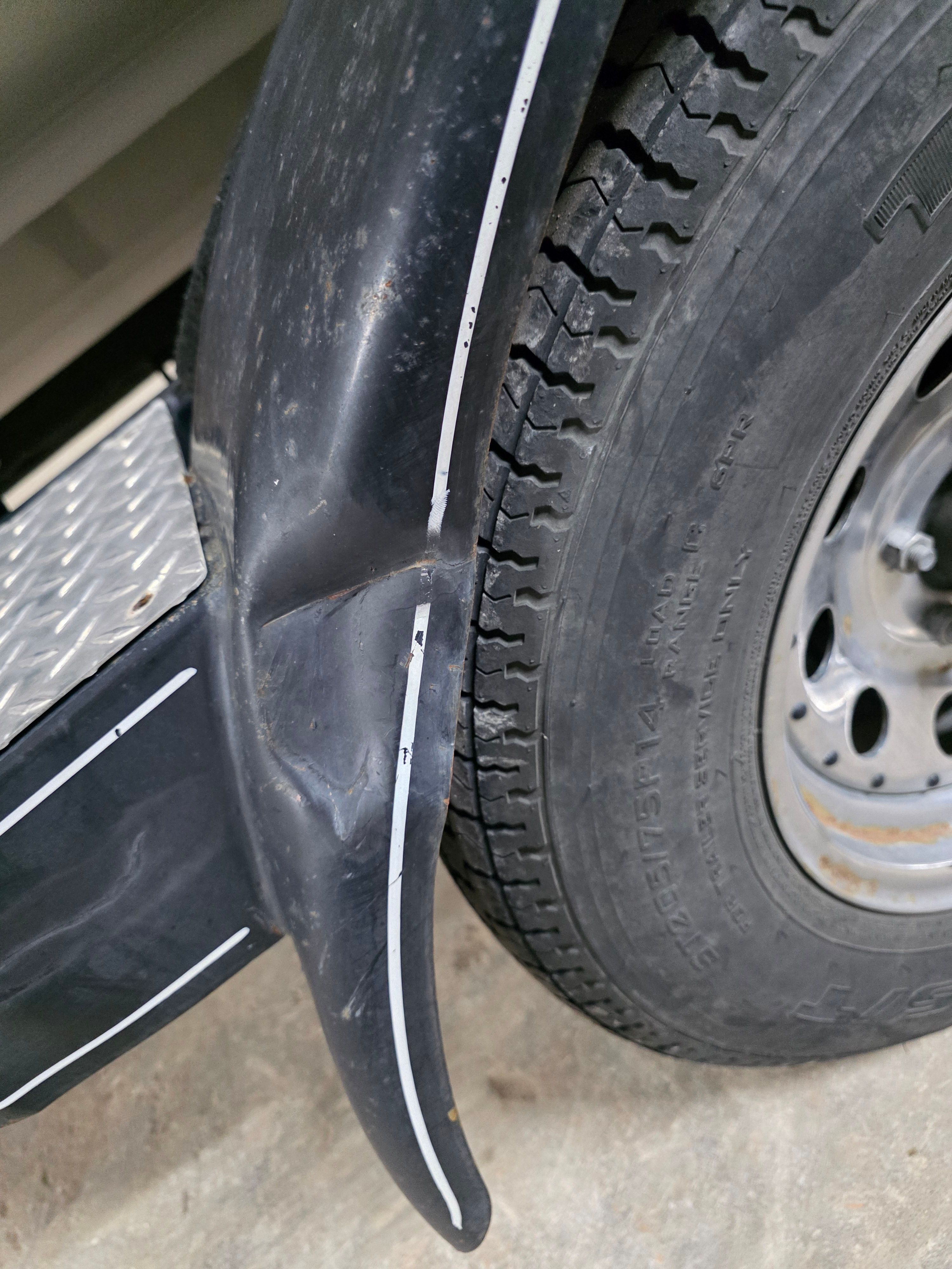Close-up of a boat trailer with tire, Monterey 228SI Montura Bowrider 2004.