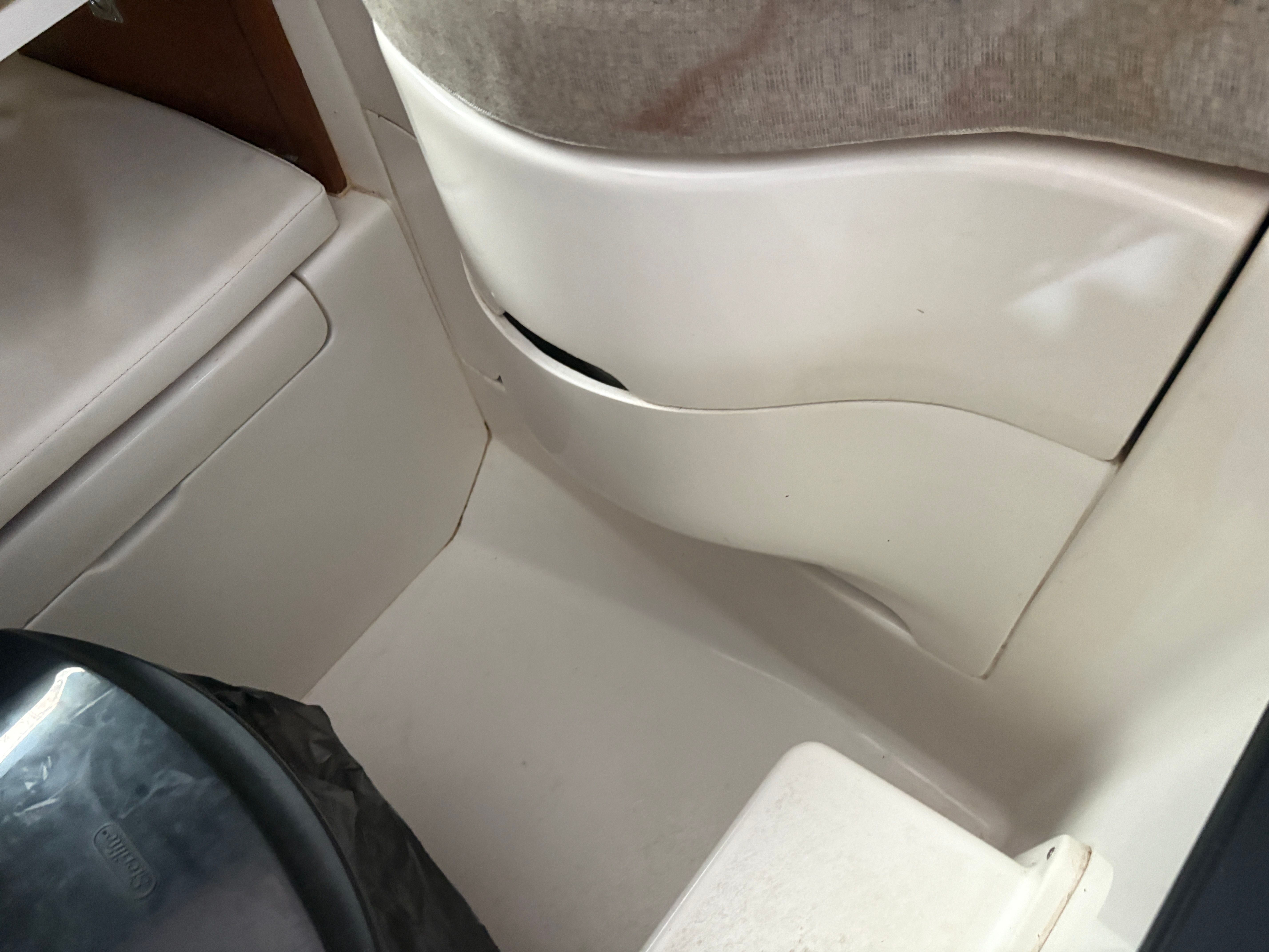 2002 Intrepid 322 Cuddy Center Console - 57