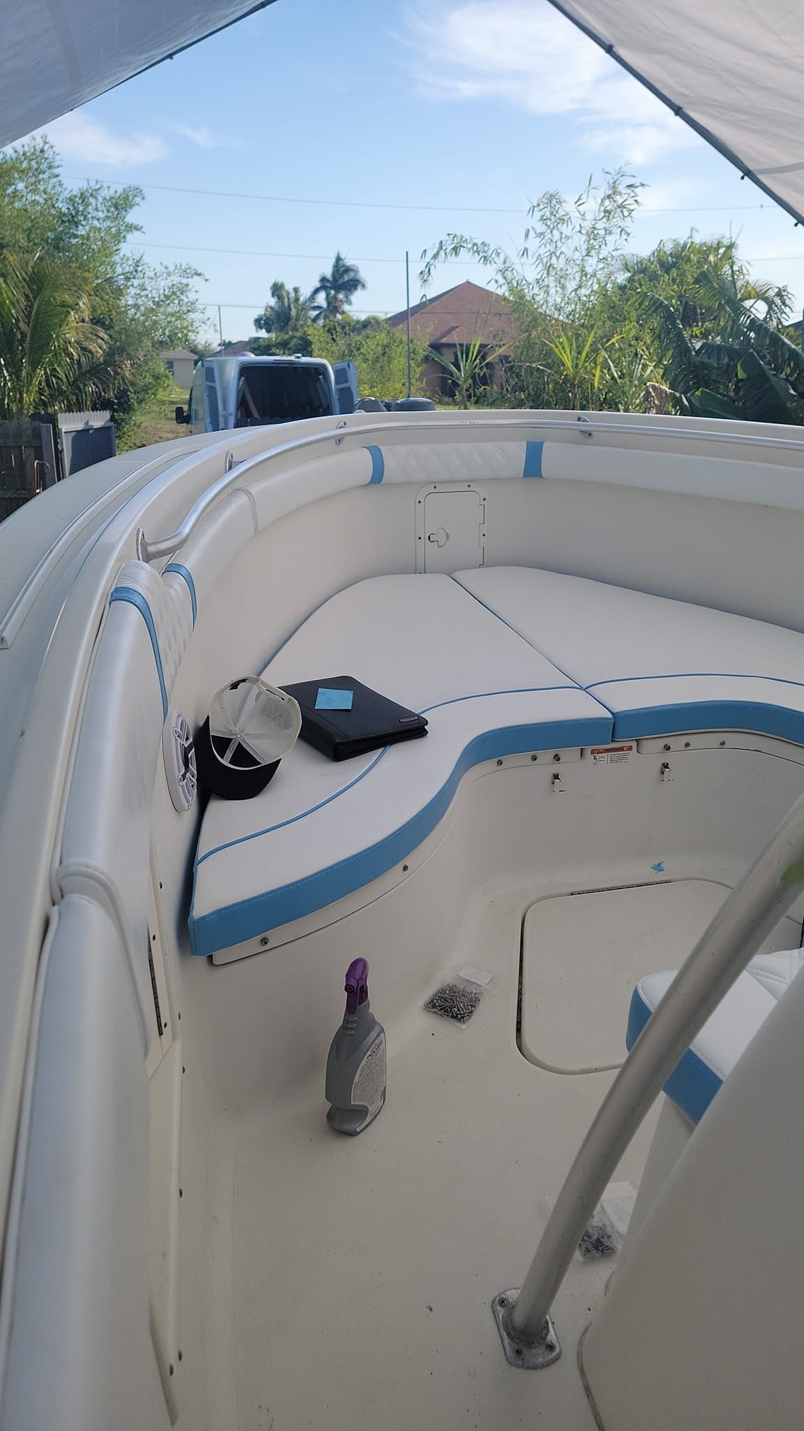 2005 Hydra-Sports Vector 2800 CC boat with seating area and accessories.