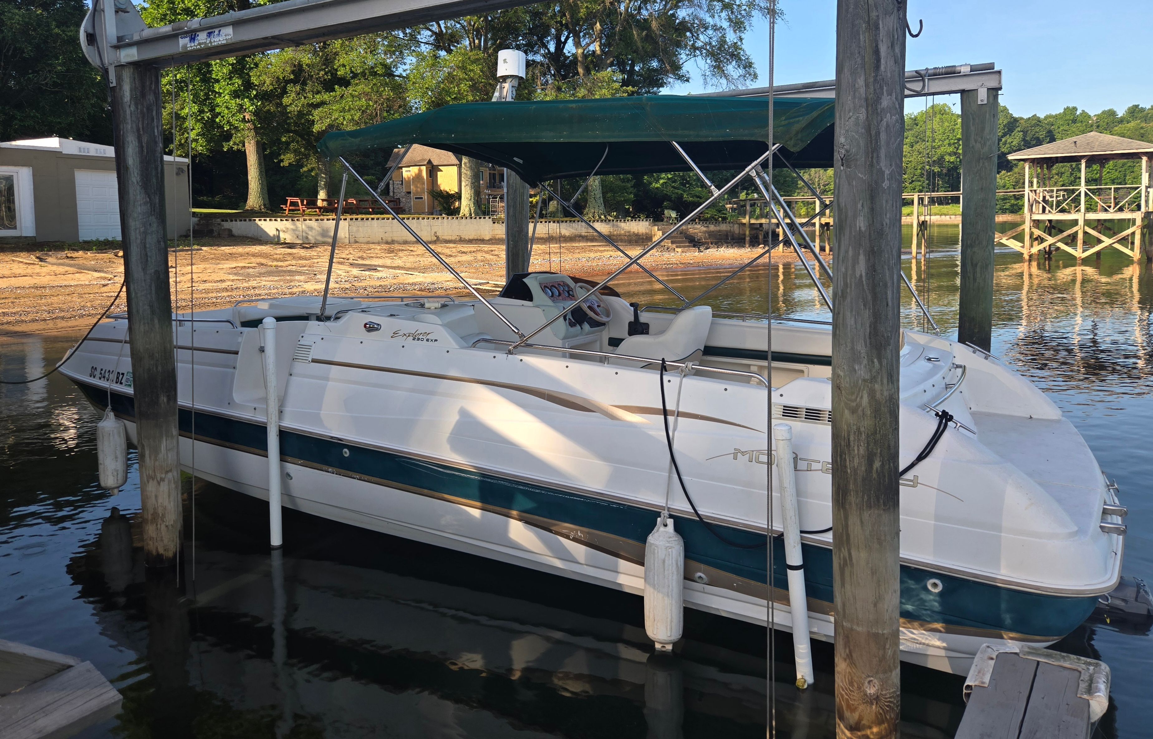 1998 Monterey 233 Explorer