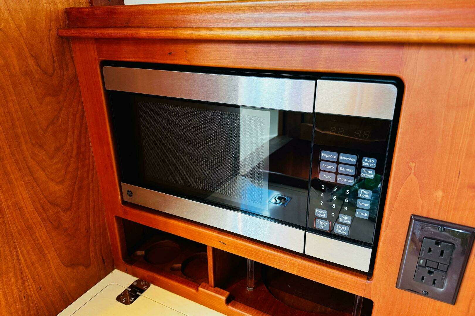 2012 Hinckley Picnic Boat MKIII - Image 11