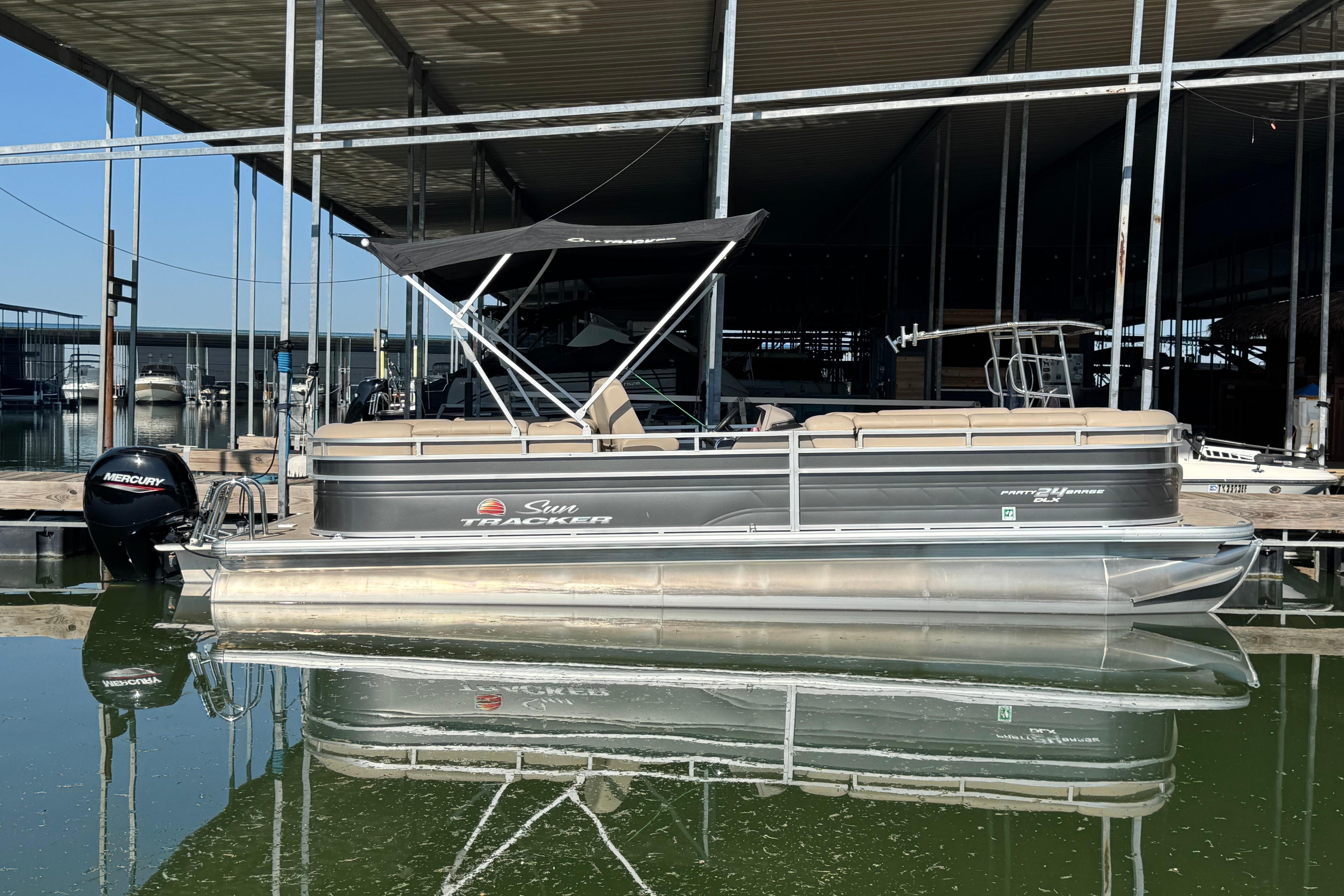 2024 Sun Tracker Party Barge 24 DLX