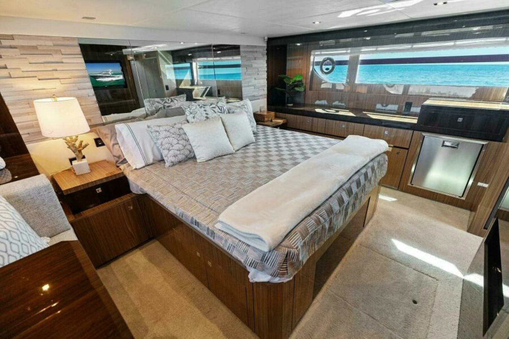 2023 Cruisers Yachts 60 Cantius Fly - Image 17