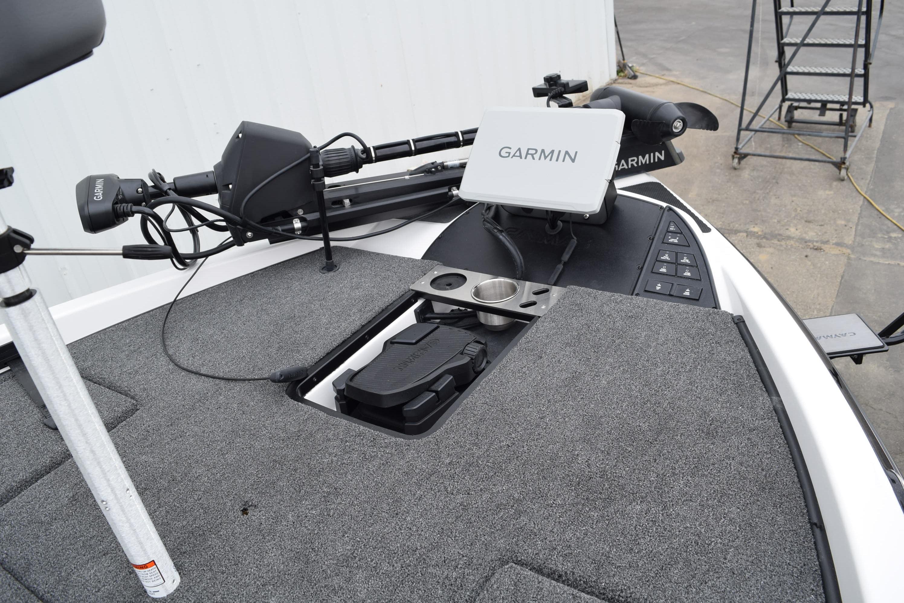 Cayams CX 20 PRo 2027 boat deck with Garmin navigation system and trolling motor.